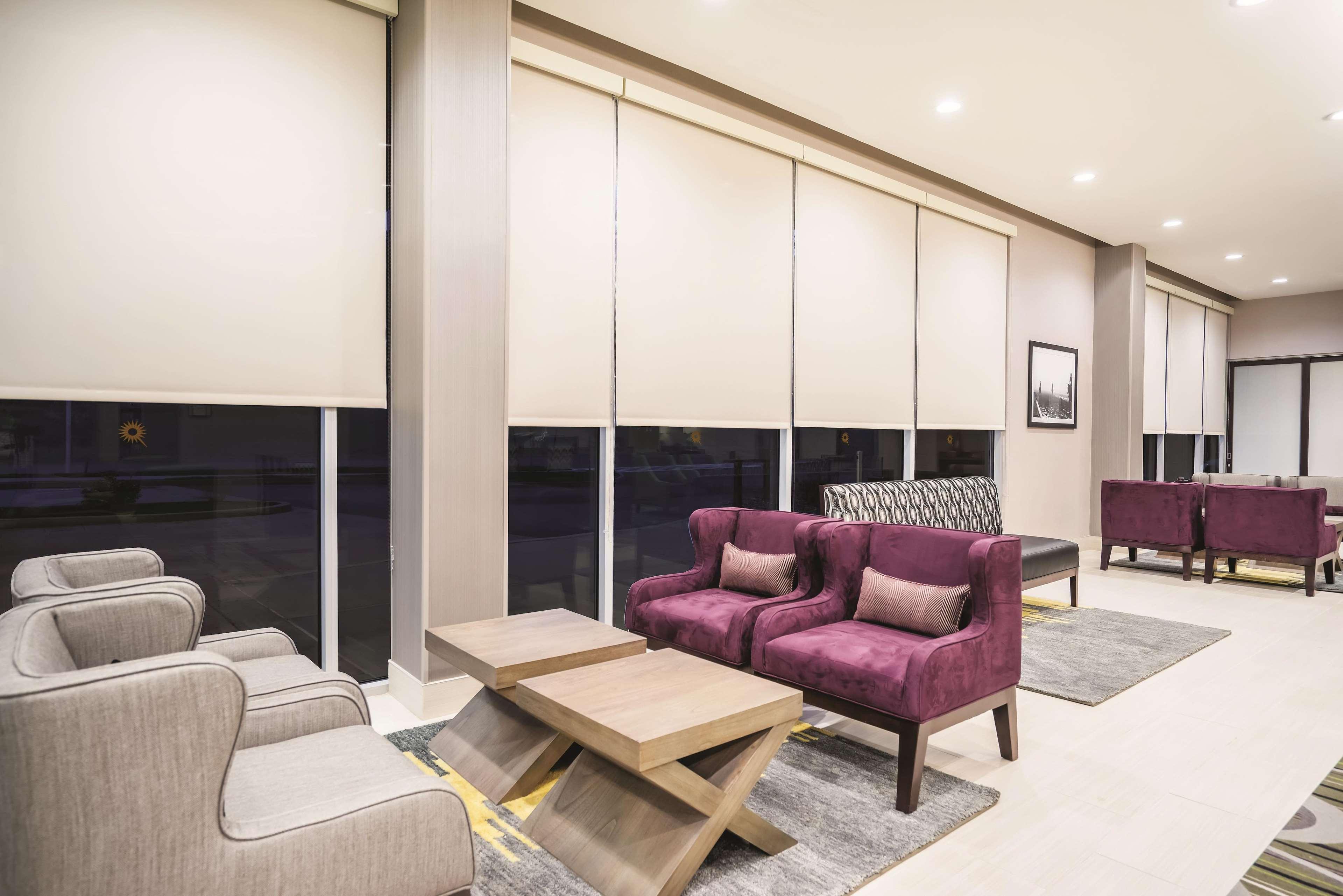 Vista Lobby La Quinta Inn & Suites by Wyndham Clifton Park