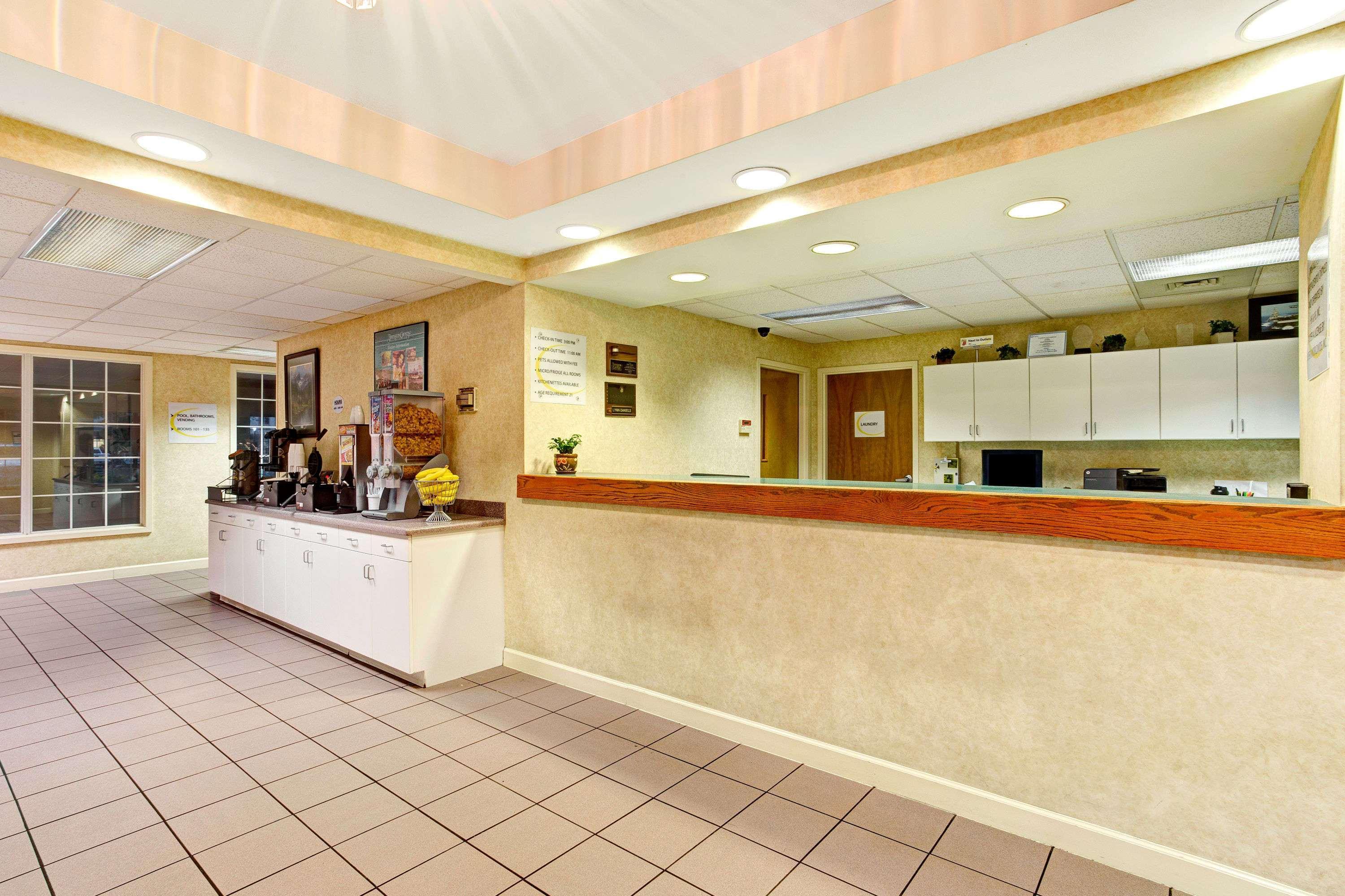 Vista Lobby Super 8 by Wyndham Smithfield/Selma
