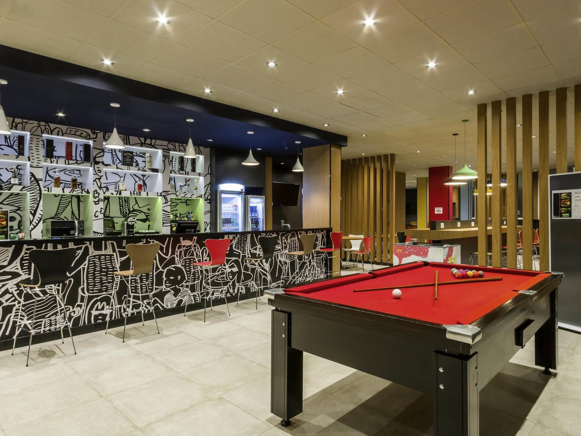 Bar/Salón ibis Americana