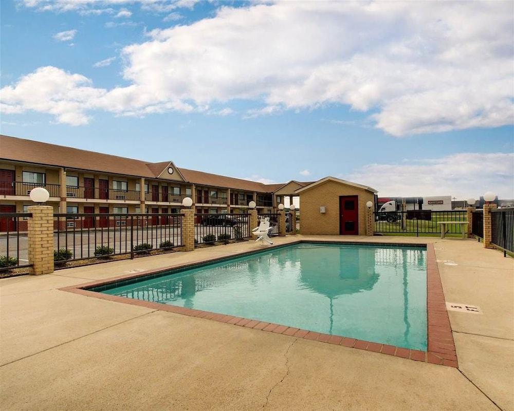Vista Piscina Rodeway Inn & Suites