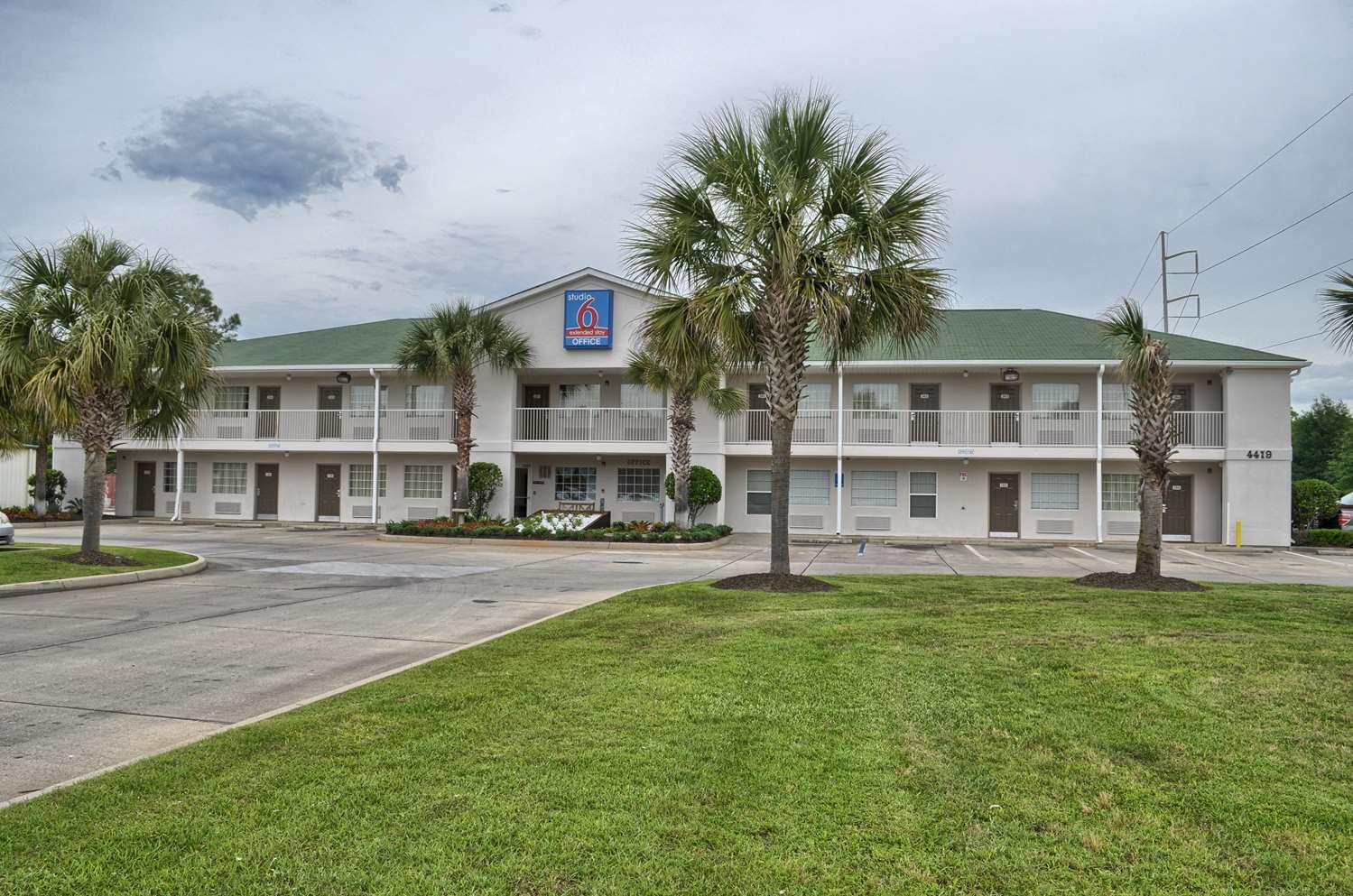 Vista Exterior Studio 6 Pascagoula, MS
