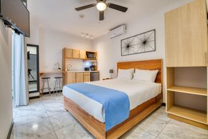 Alquiler Vacacional - Stylish Downtown Studio Apartment with Patio & A/C!