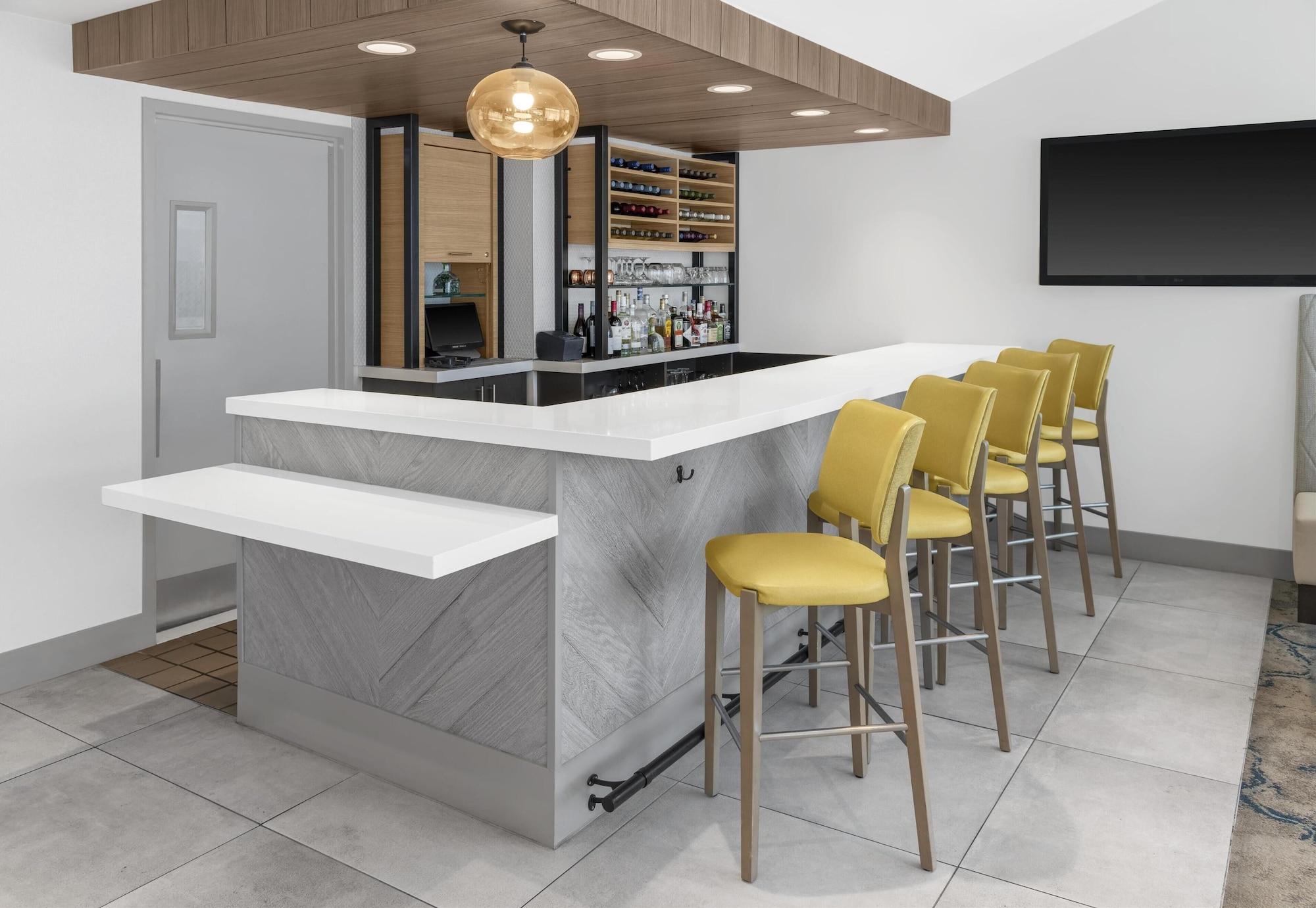 Bar/Salón Hilton Garden Inn Queens/JFK Airport