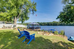 Alquiler Vacacional - Riverfront New Hampshire Cottage w/ Boat Dock