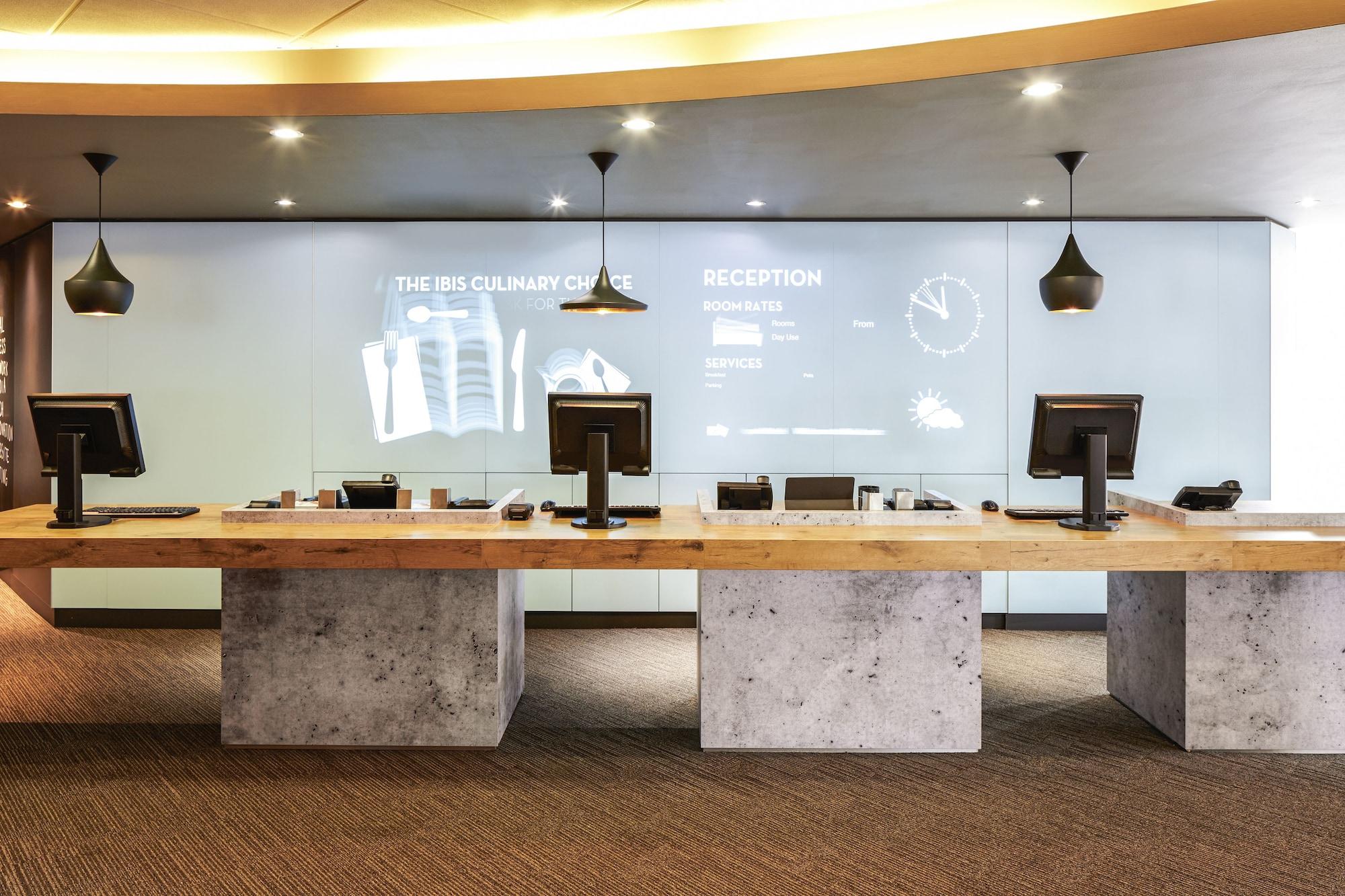 Vista Lobby ibis London Heathrow Airport