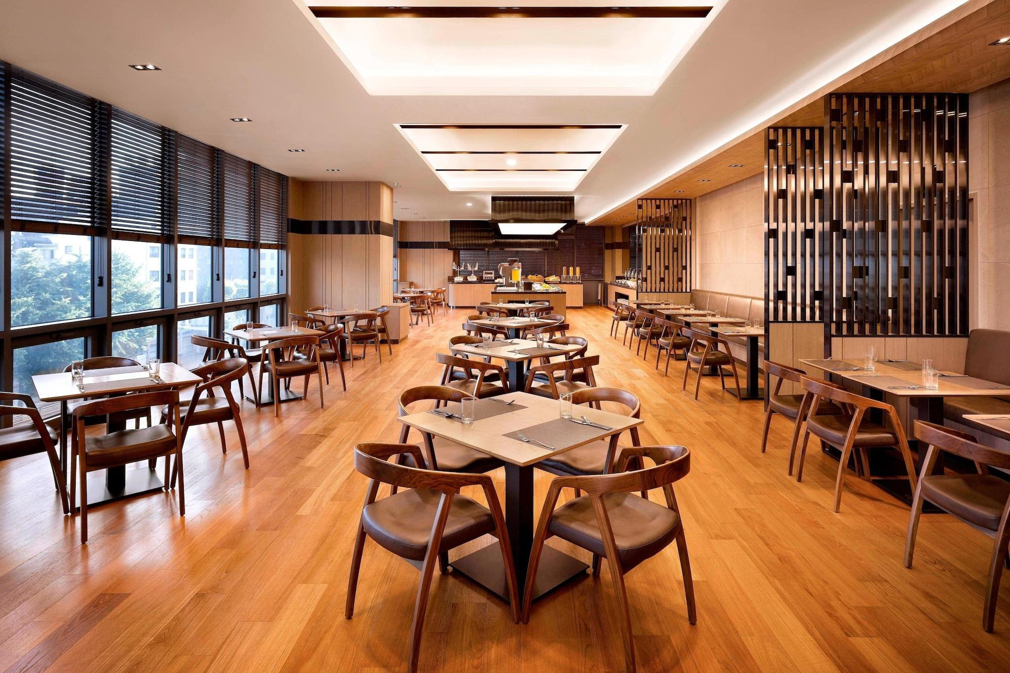 Restaurant Fairfield by Marriott Seoul