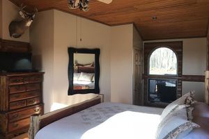 Alquiler Vacacional - HOT TUB! Southern Grace Cabin- 5 STAR CLEAN! By Patoka Lake w/ boat parking!