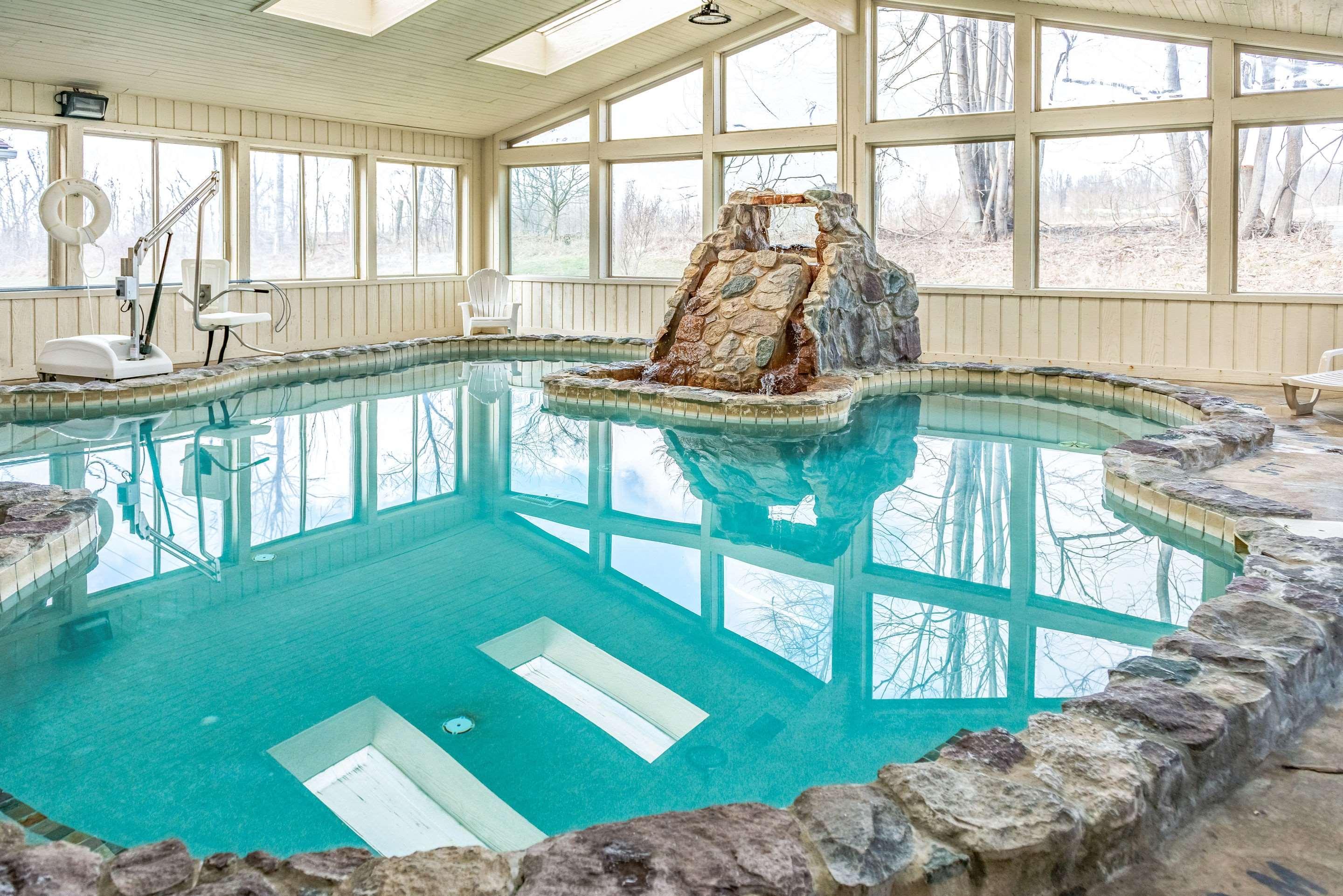 Vista Piscina Quality Inn & Suites