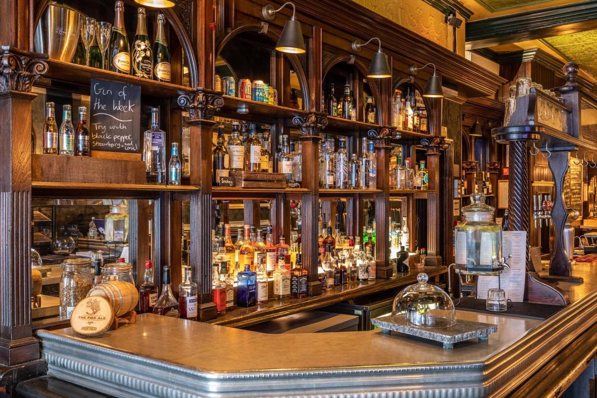 Bar/Salón Fox and Anchor