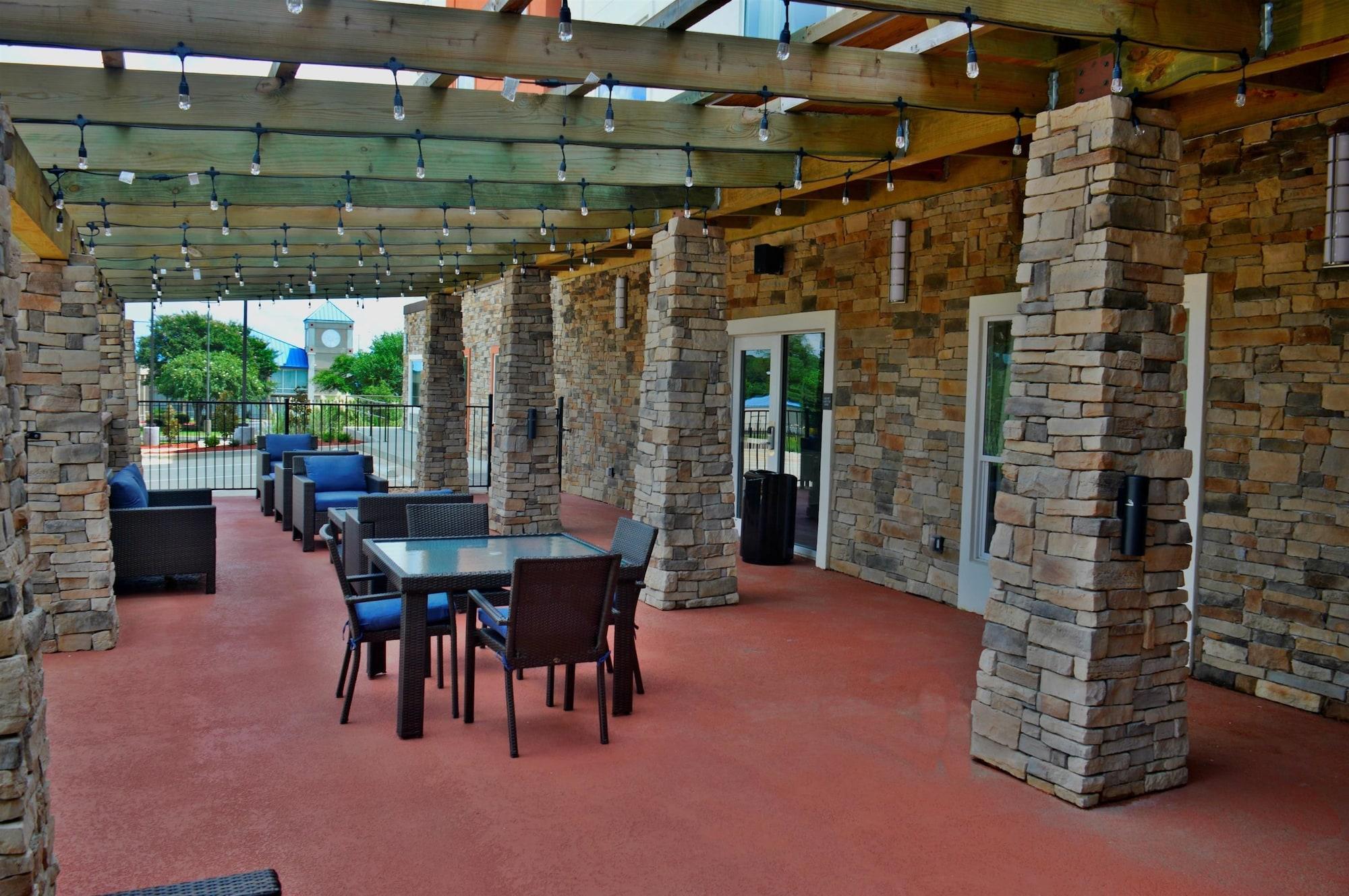 Vista Exterior Del-Mar Airport Inn & Suites
