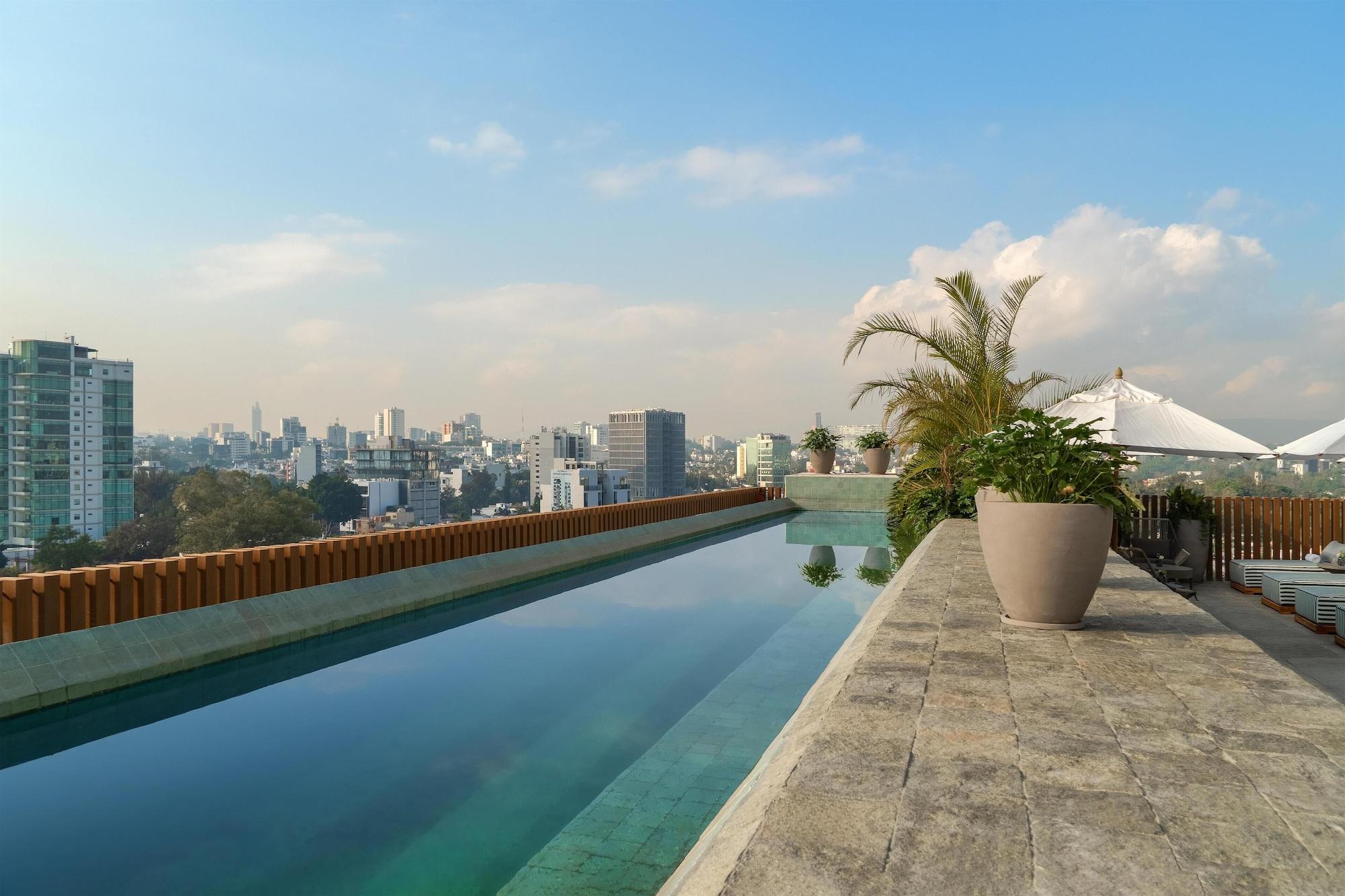 Vista Piscina NH Guadalajara Studios