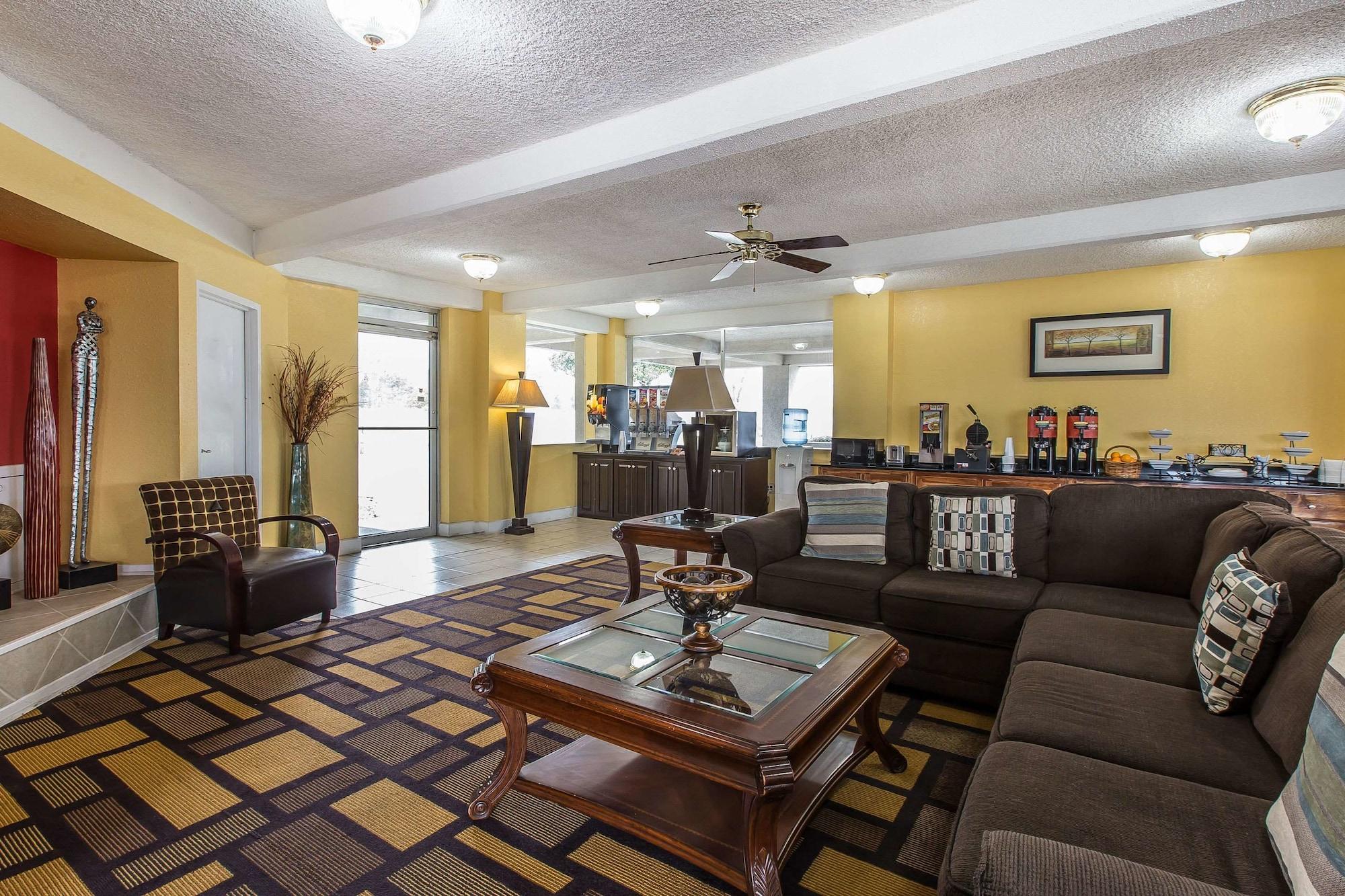 Vista Lobby Econo Lodge Byron near Historic District - Warner Robins