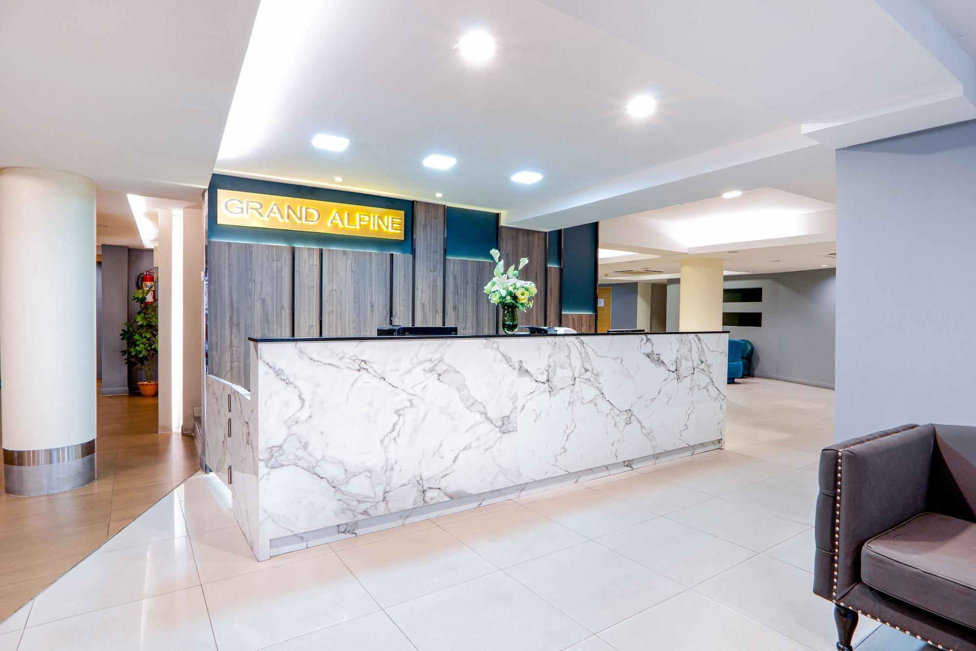 Vista Lobby Grand Alpine Hotel