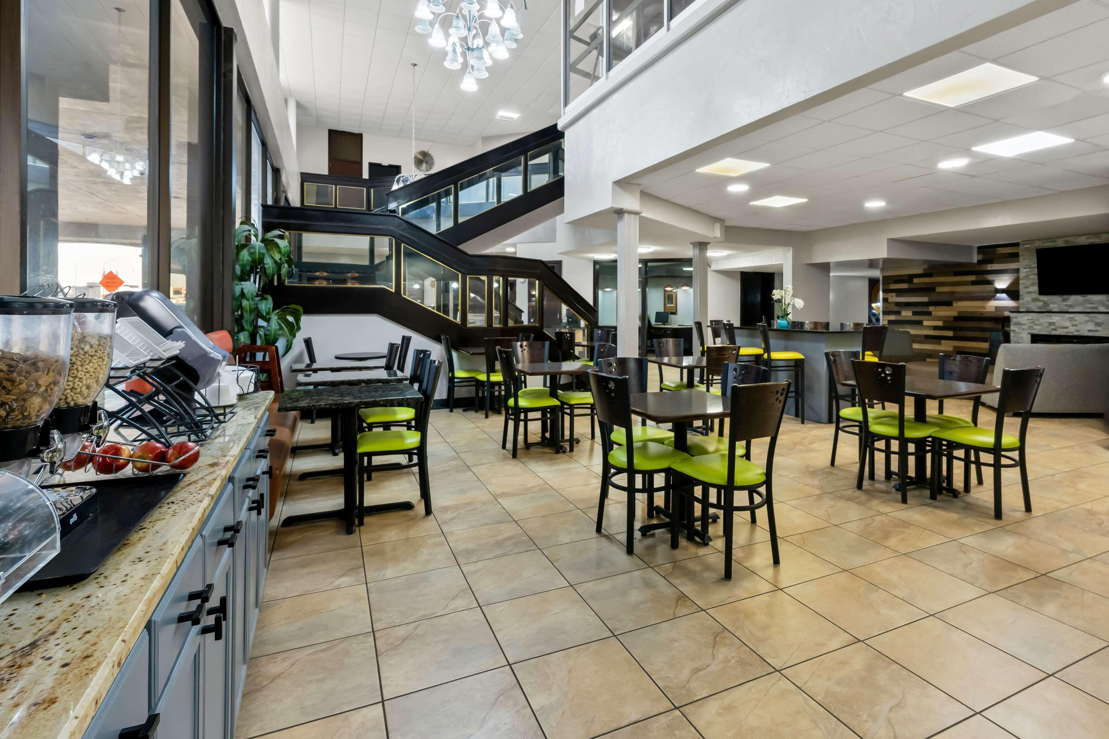 Restaurant SureStay Plus Hotel by Best Western Lubbock Medical Center