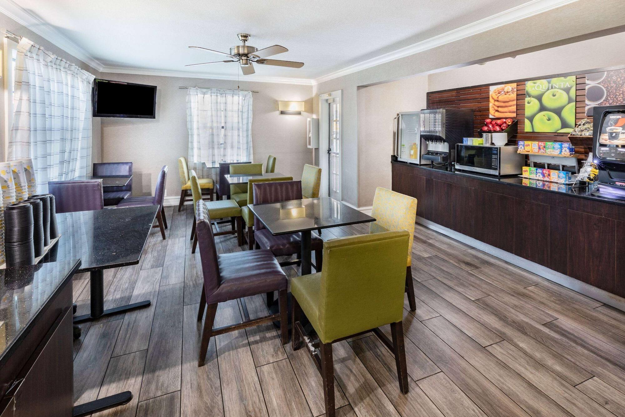 Restaurant La Quinta Inn by Wyndham Laredo I-35