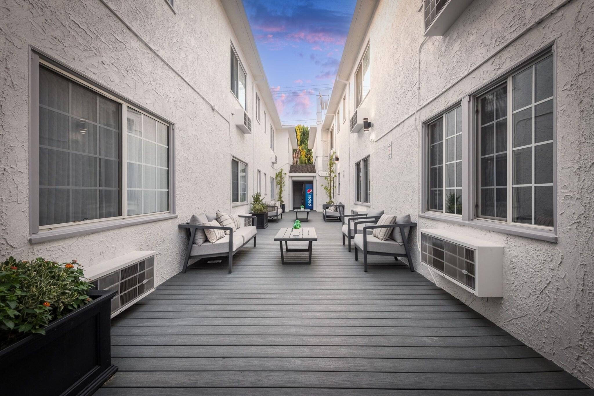 Varios Wilshire Crest