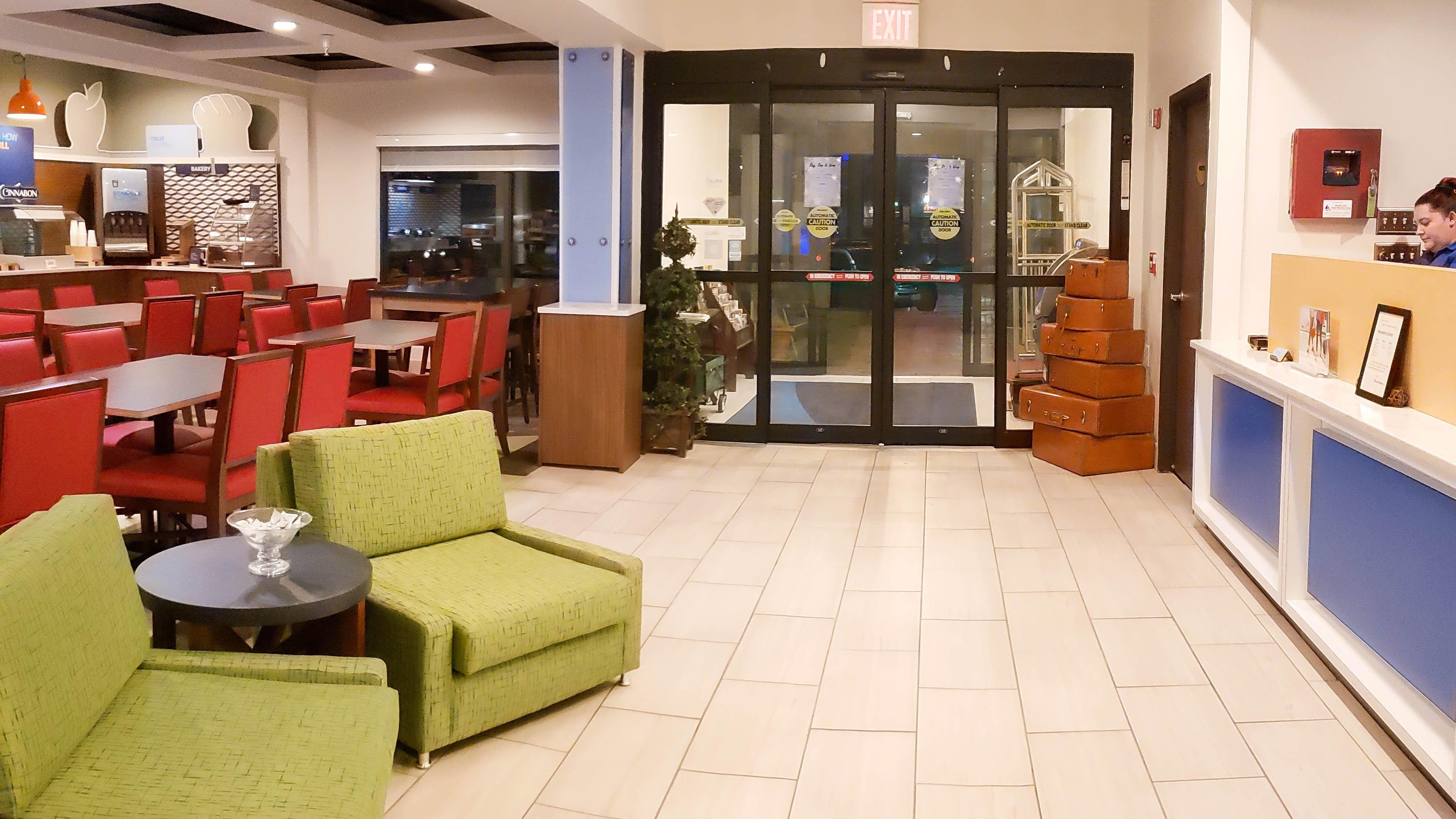 Vista Lobby Holiday Inn Express Osage Beach - Lake Of The Ozarks by IHG