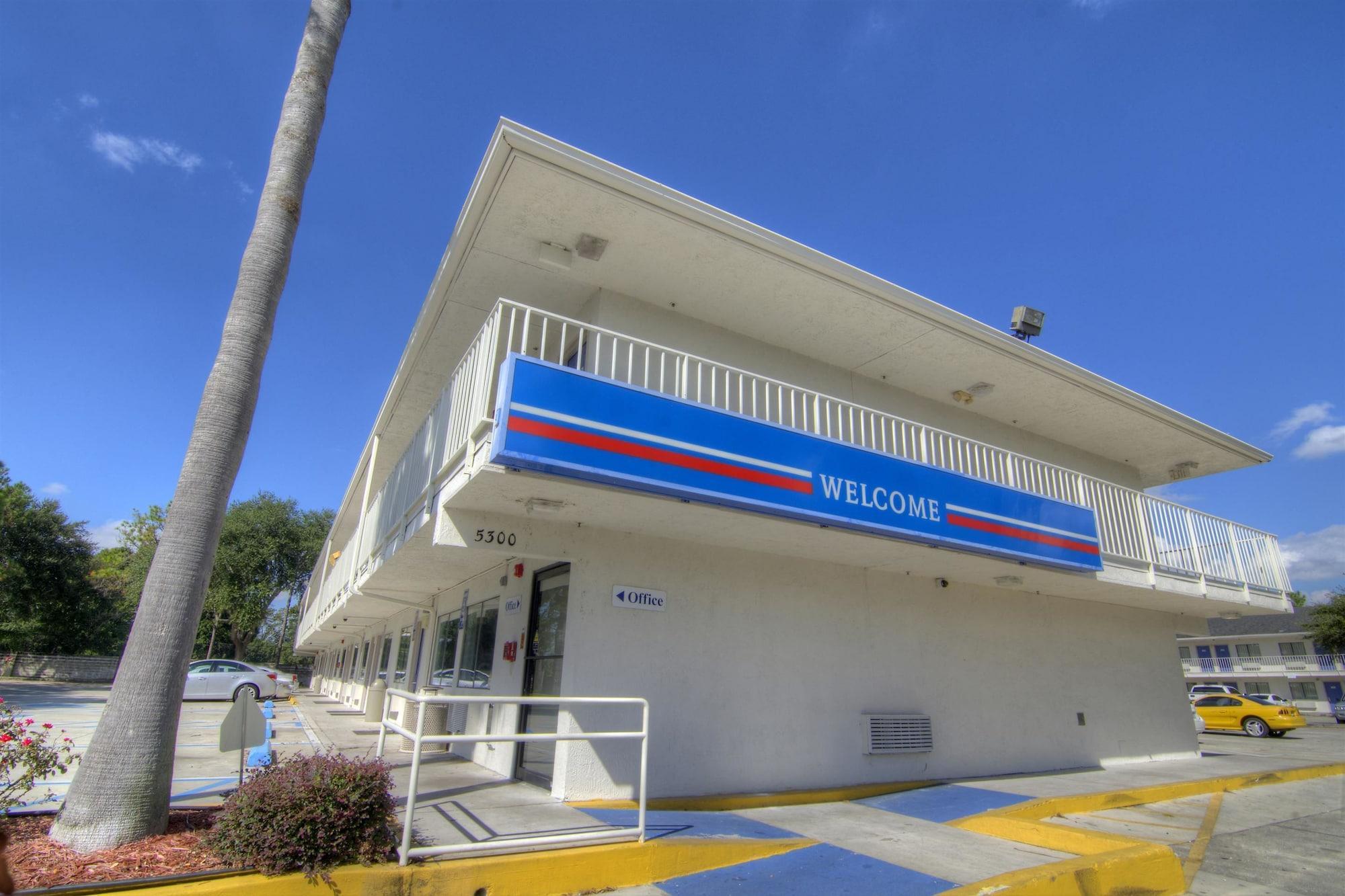Vista Exterior Motel 6 Orlando, FL - Winter Park