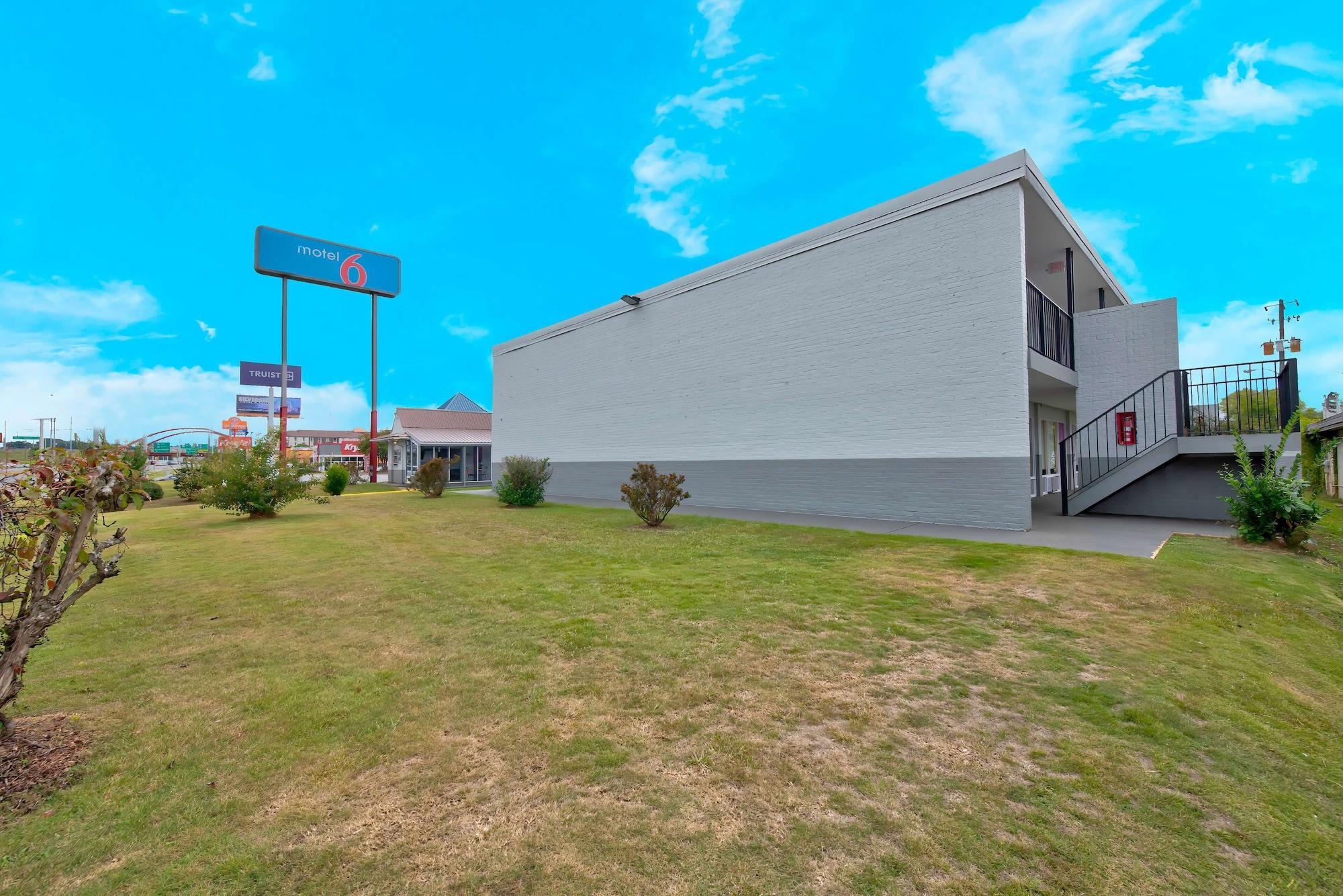 Vista Exterior Motel 6 Tuscaloosa, AL – University