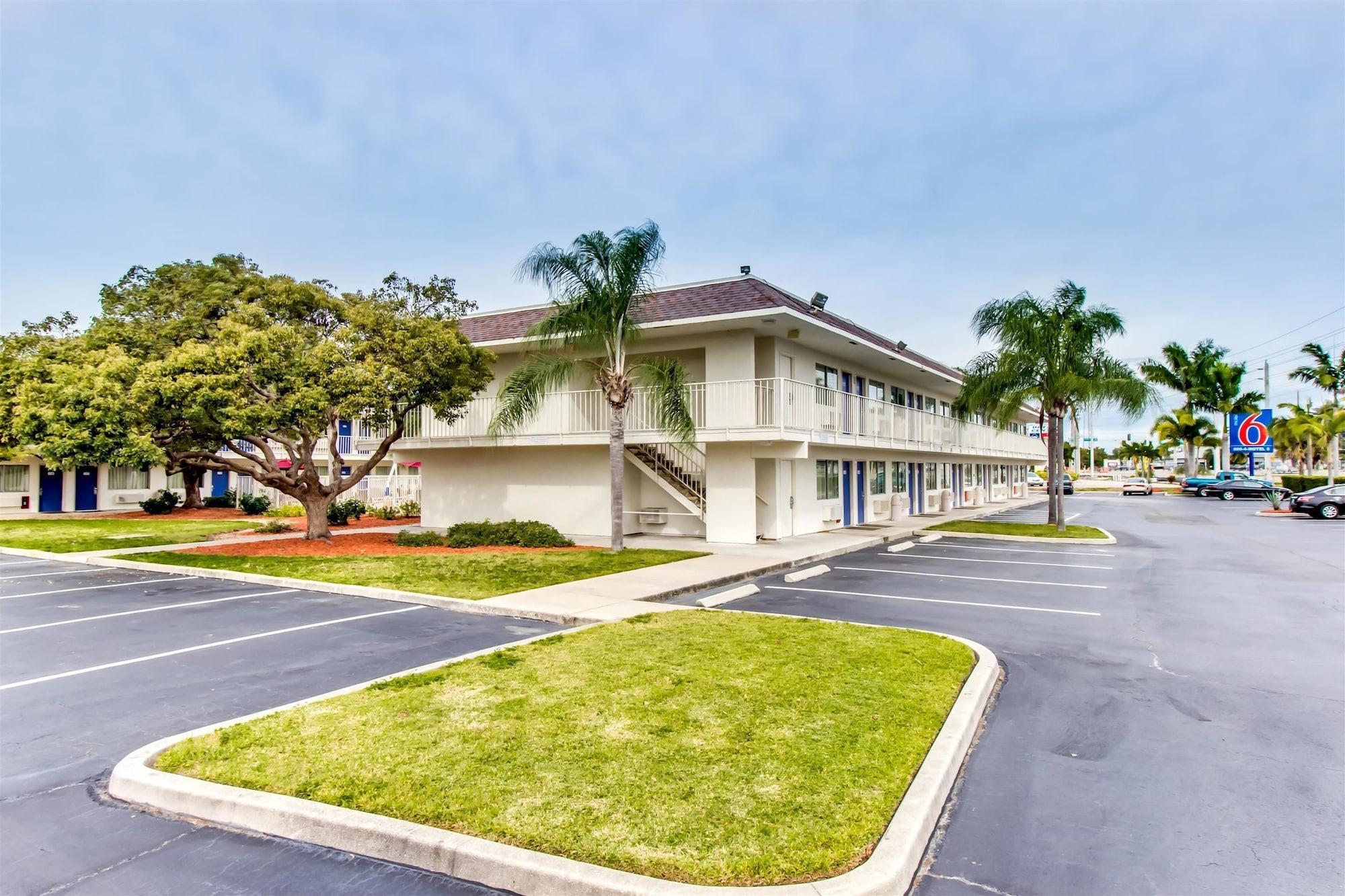 Vista Exterior Motel 6 Venice, FL