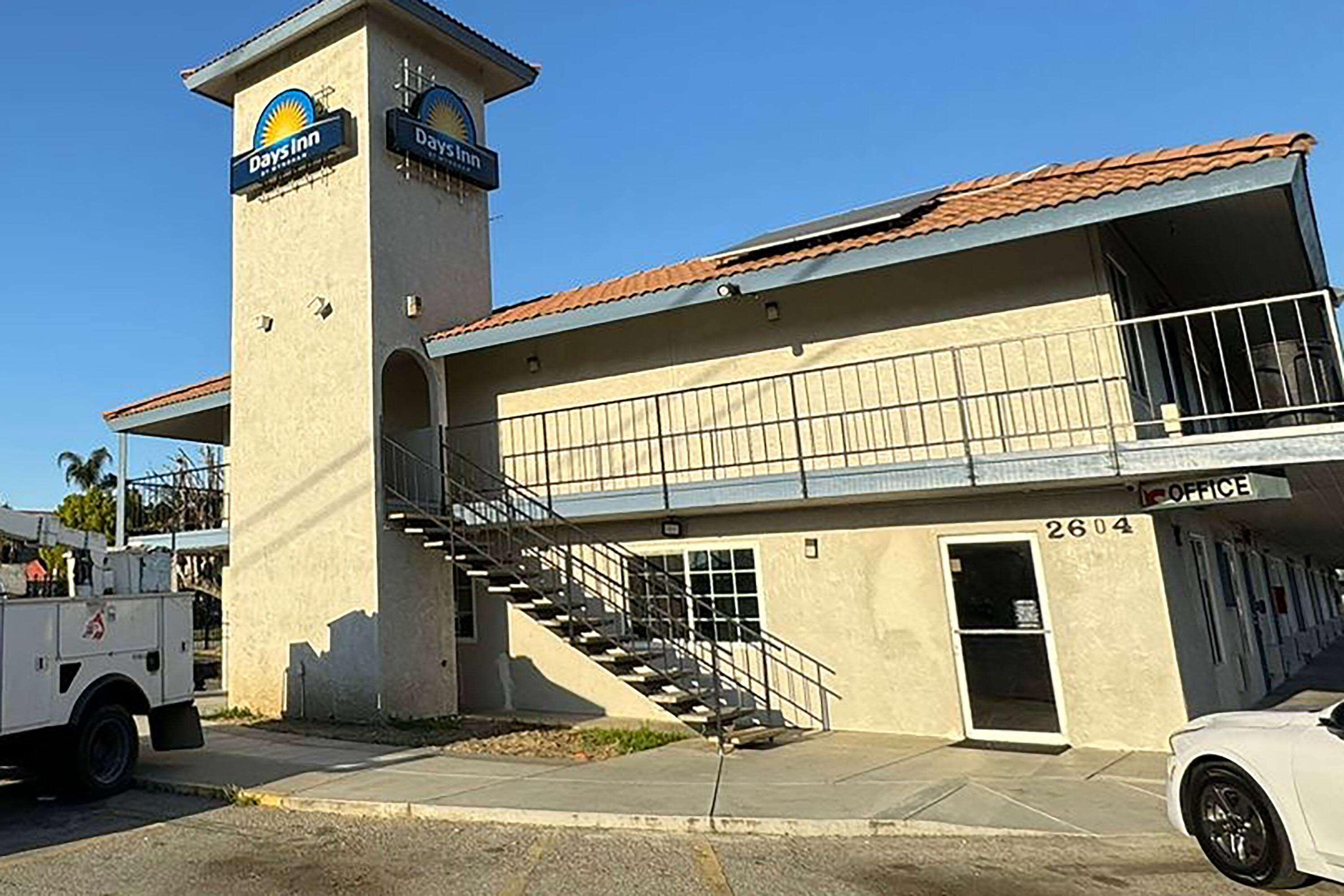 Vista Lobby Days Inn by Wyndham Bakersfield