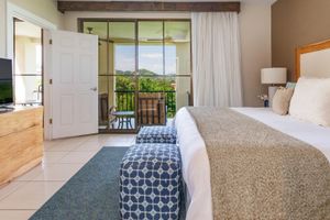 Renta Vacacional - Renovated Condo in High-End Resort Community with Spectacular Mountain Views, Modern Design, and Beach Club Access