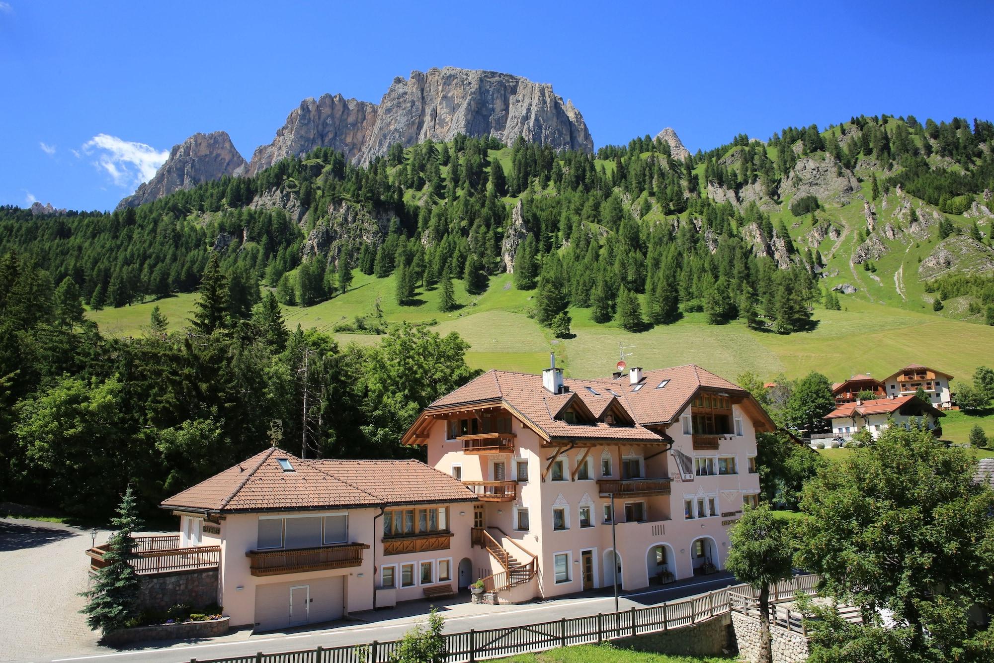 Vista Exterior Garni Criss