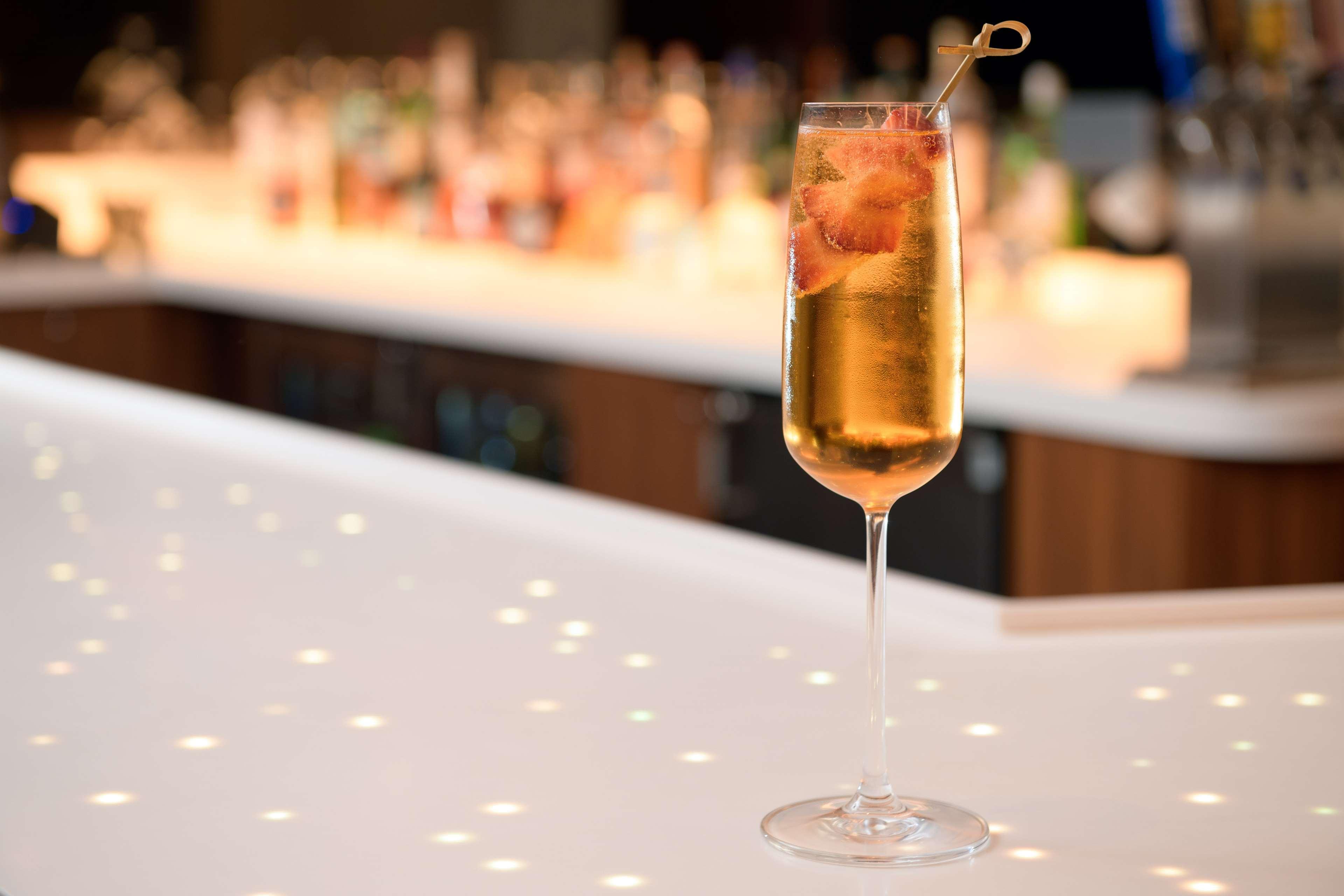 Bar/Salón Hilton Washington DC National Mall The Wharf