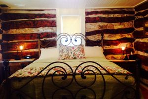 Alquiler Vacacional - Romantic Luxury Log Cabin- Guest House *Wine and Hot Tub for 2