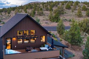 Alquiler Vacacional - Hat Rock Loop by Avantstay Secluded Powell Butte Escape w/ Hot Tub & Views