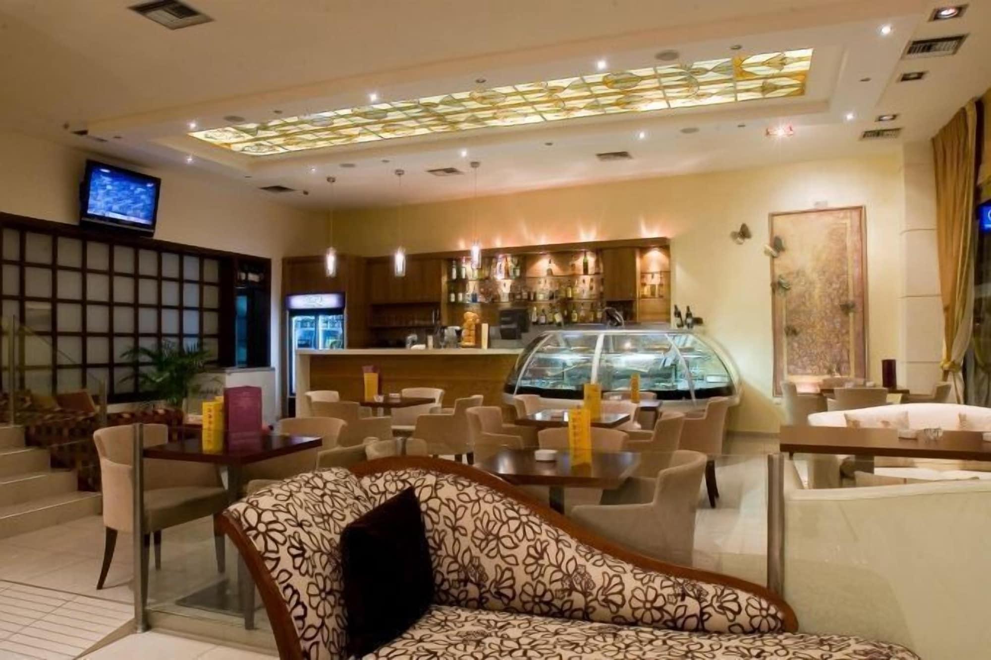 Bar/Salón Crystal City Hotel