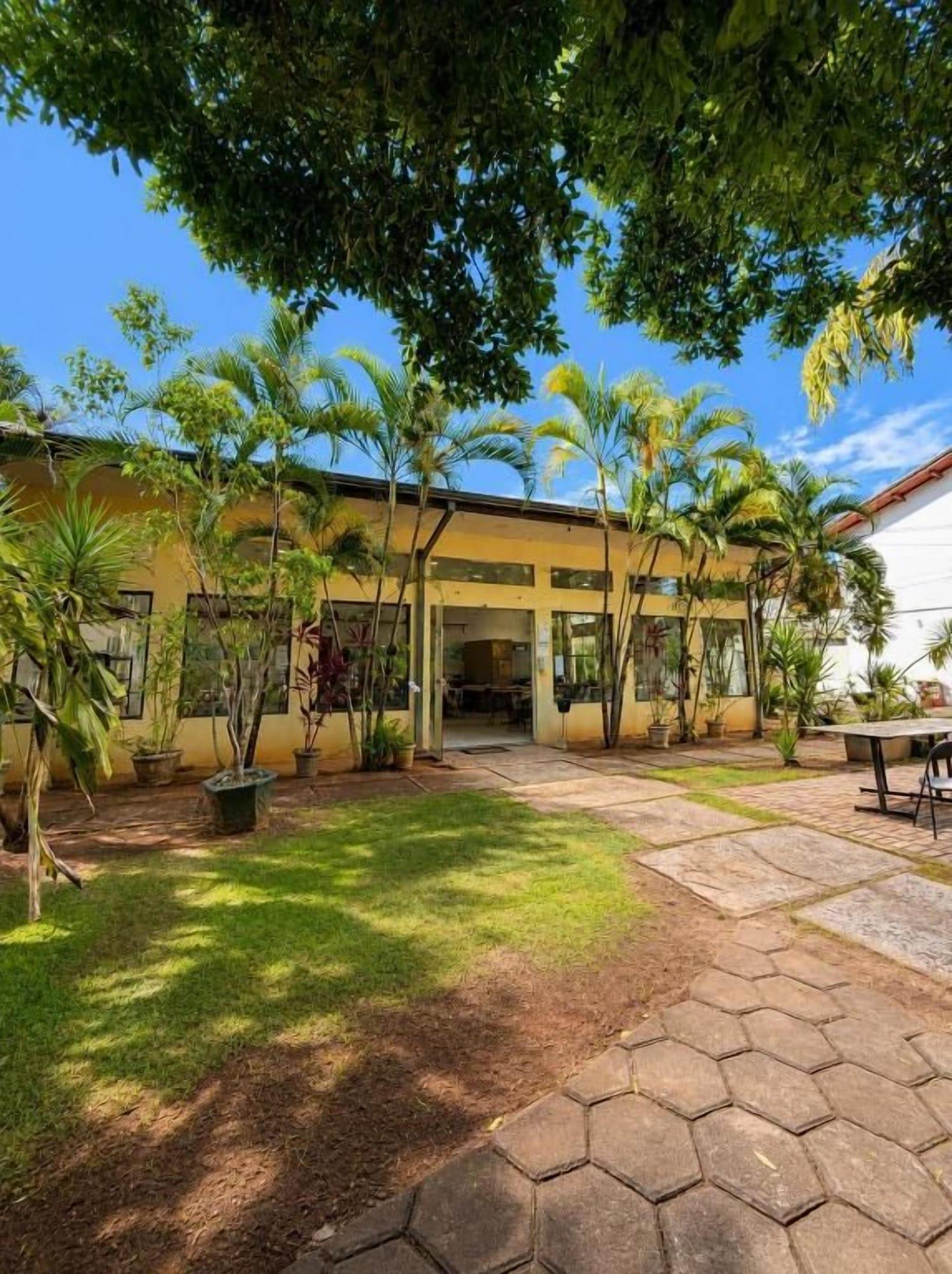 Vista Exterior Hotel Emburi