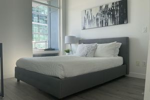 Alquiler Vacacional - Modern Gem on the Park -D/T-Heated Parking - Restaurants/Shops at your doorstep