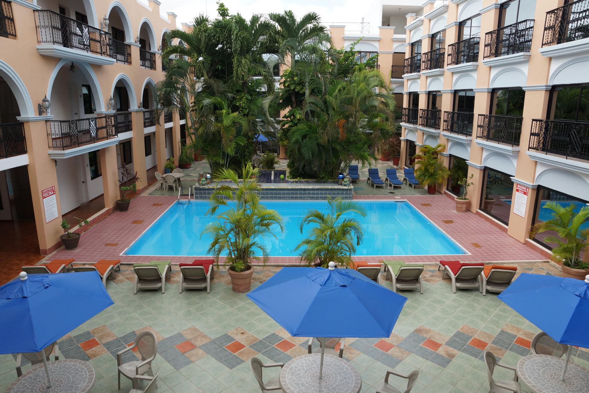 Vista da piscina Hotel Doralba Inn