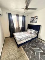 Alquiler Vacacional - Stylish Remodeled 3BR w Yard Near Airport and Beaches