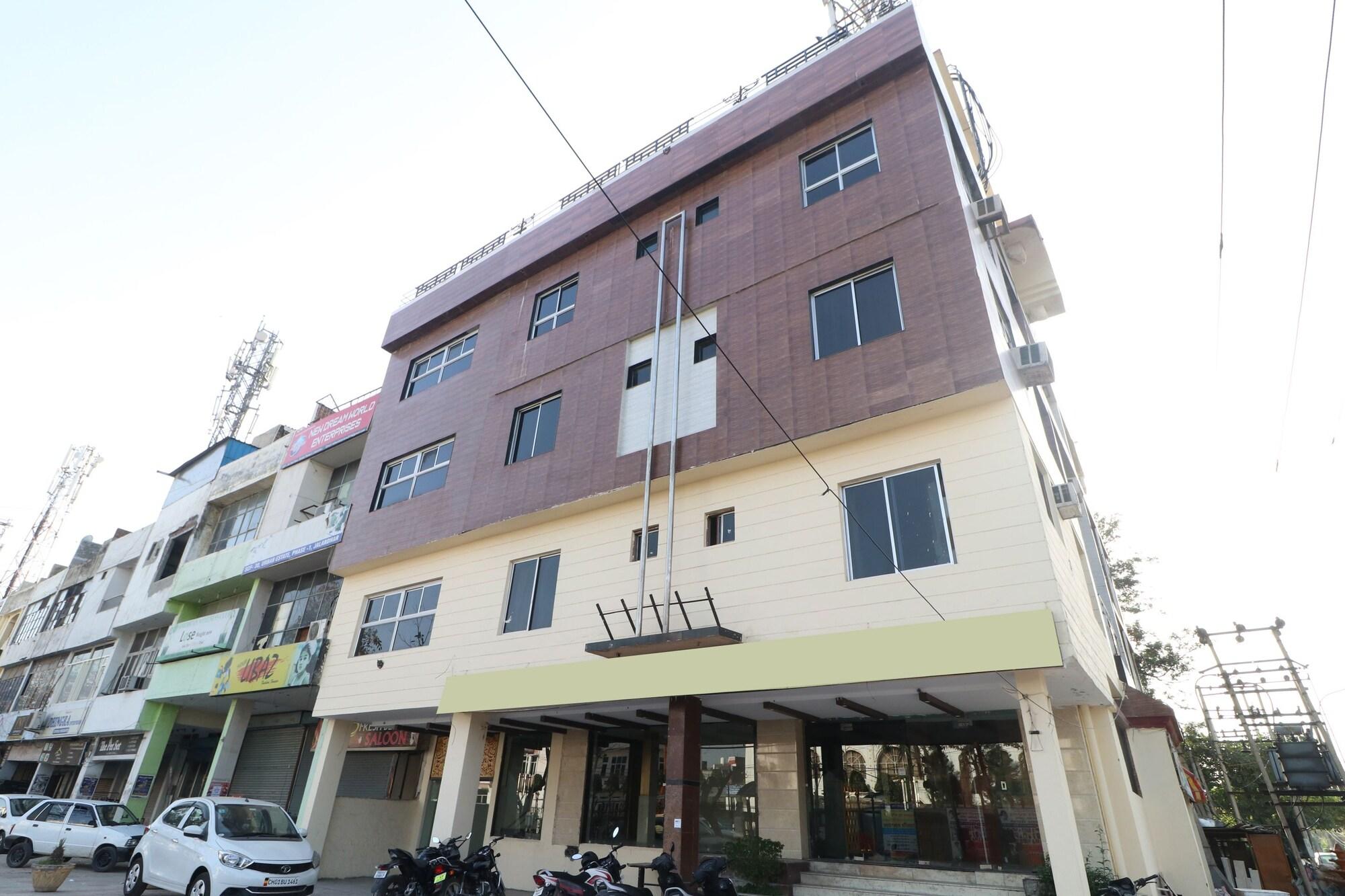 Vista Exterior OYO 29852 Hotel Golden View