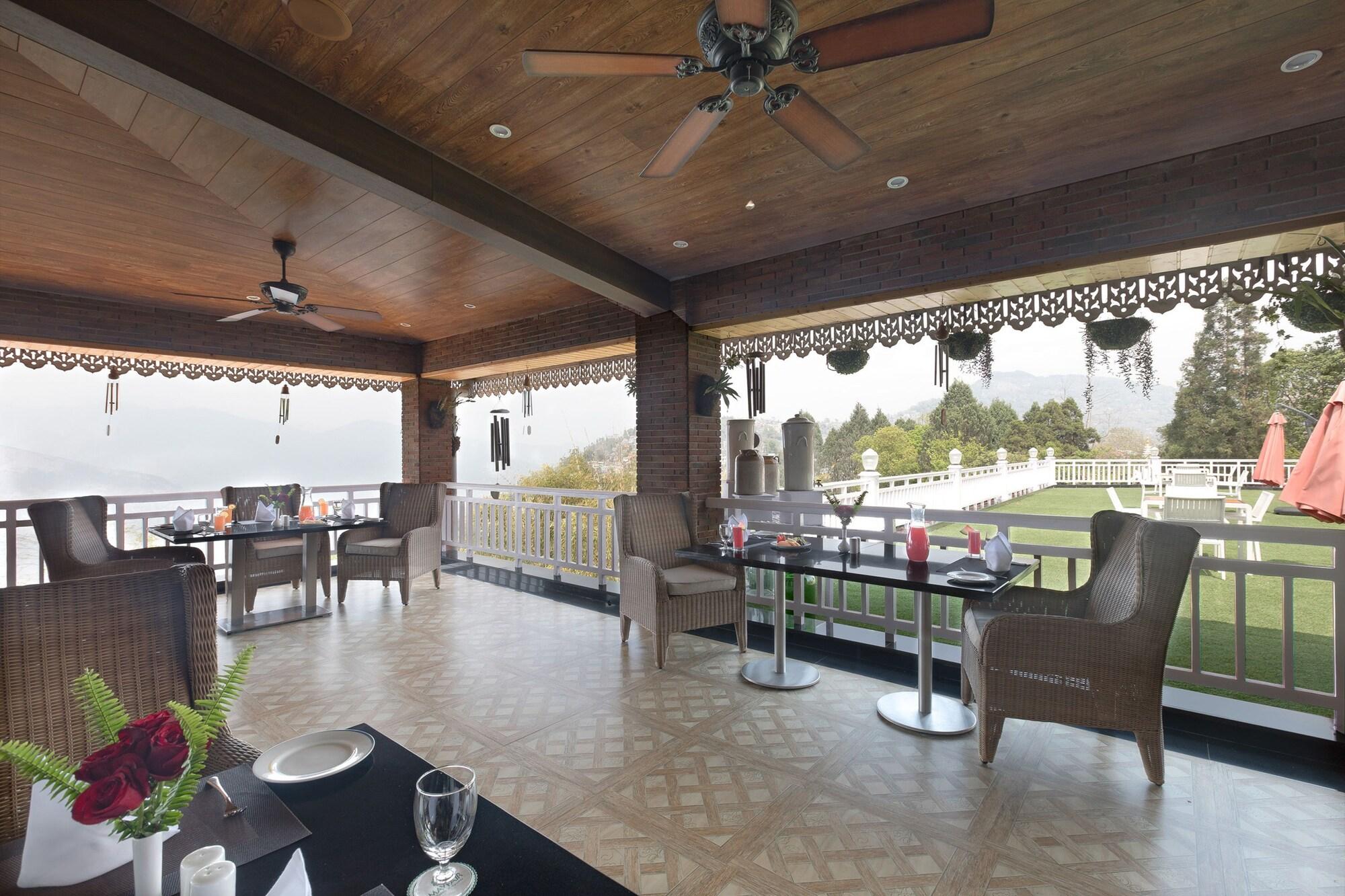 Restaurant MAYFAIR Himalayan Spa Resort