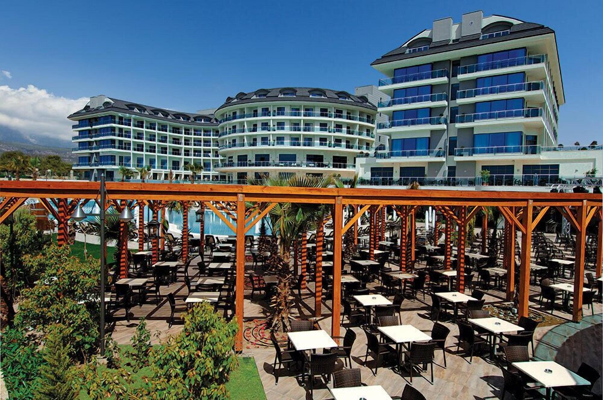 Vista Exterior Commodore Elite Suites & Spa - All Inclusive - Adult Only