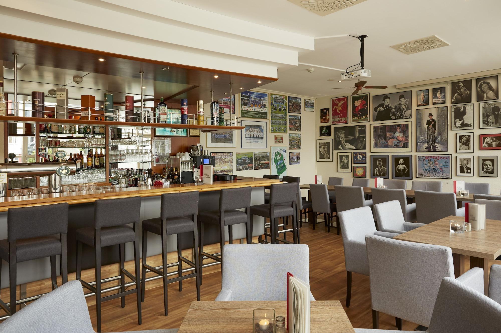 Bar/Salón ACHAT Hotel Magdeburg