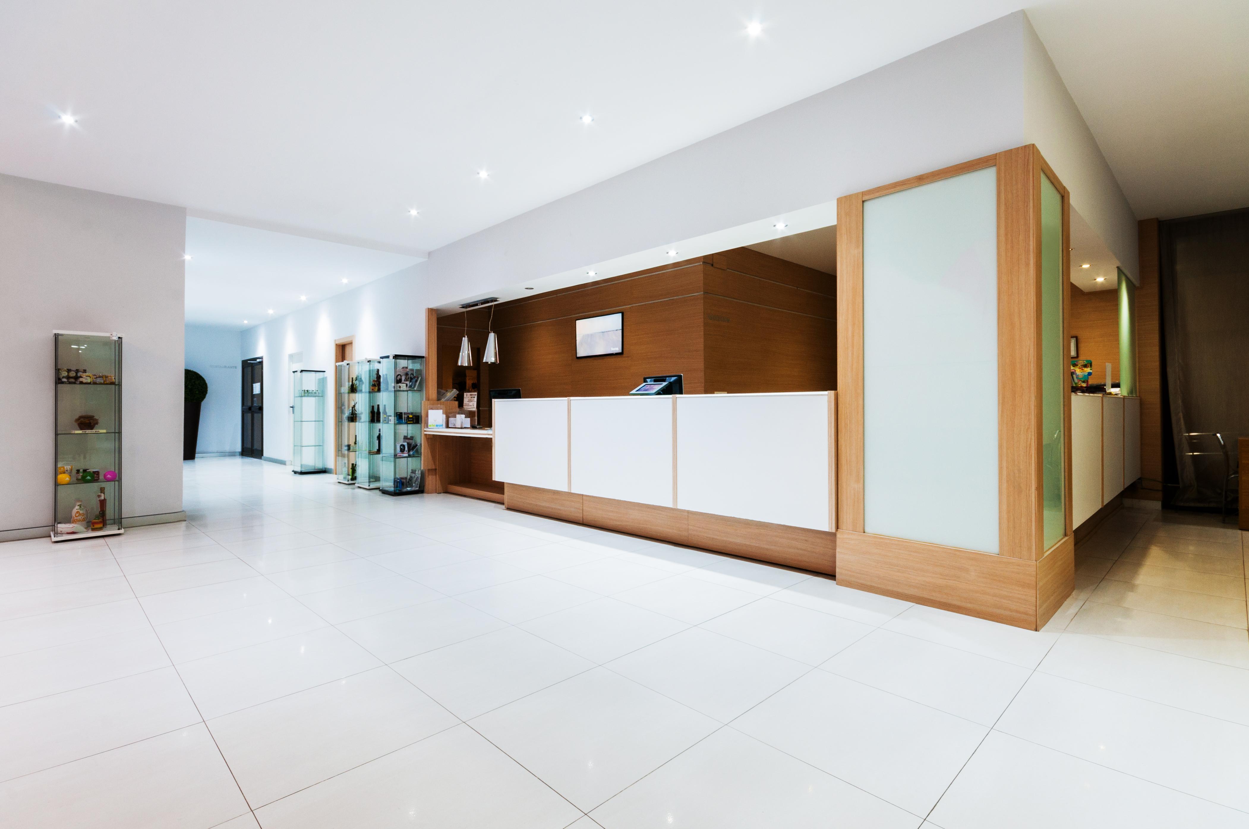Vista Lobby Hotel Fontana Plaza