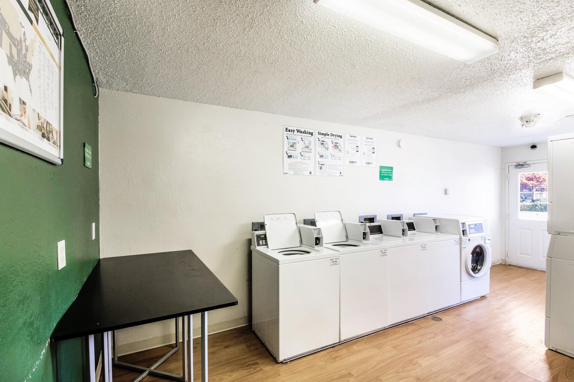 Comodidades del Alojamiento HomeTowne Studios by Red Roof Houston - West Oaks/ Energy Corridor