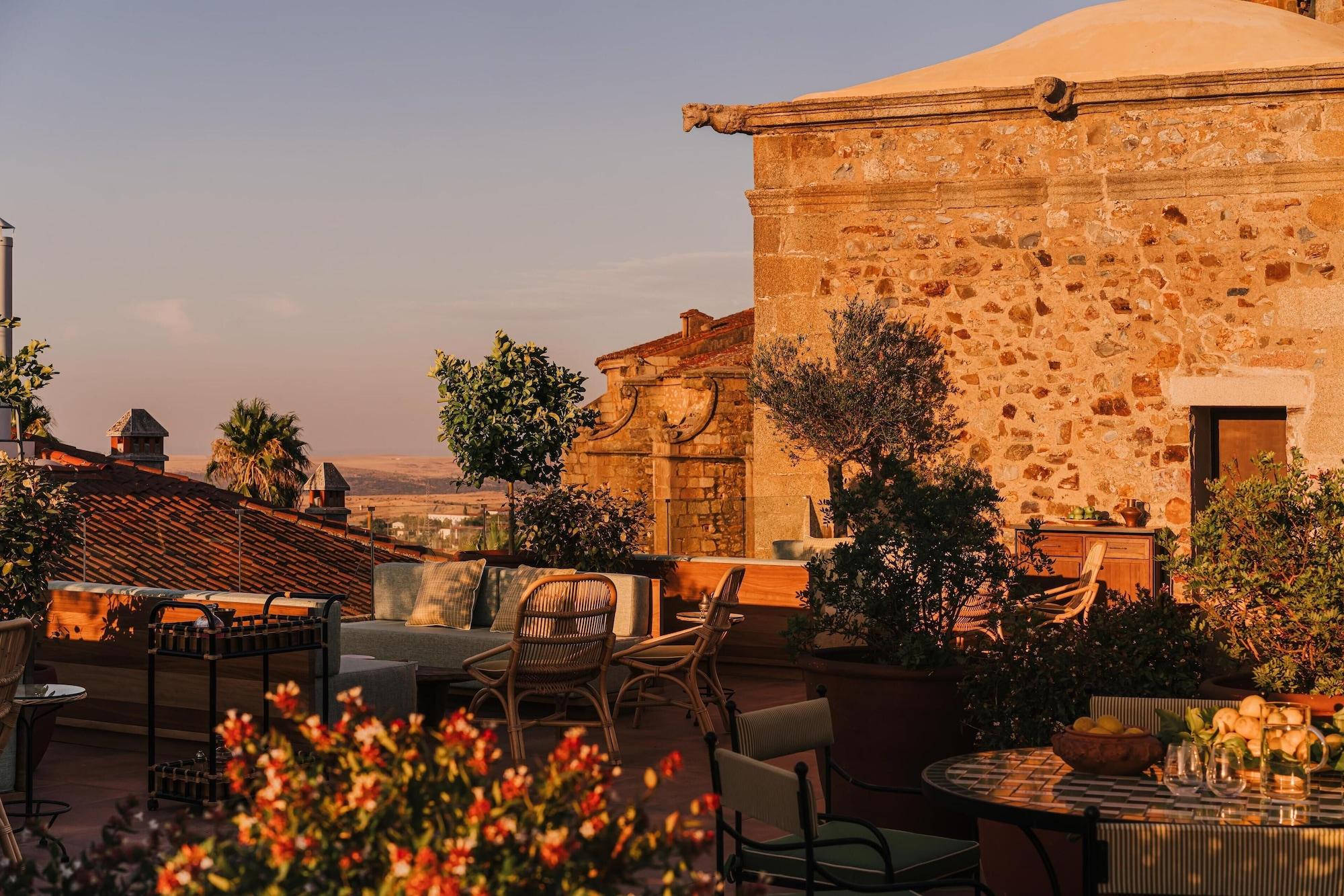 Bar/Salón Palacio De Godoy Caceres, Curio Collection By Hilton