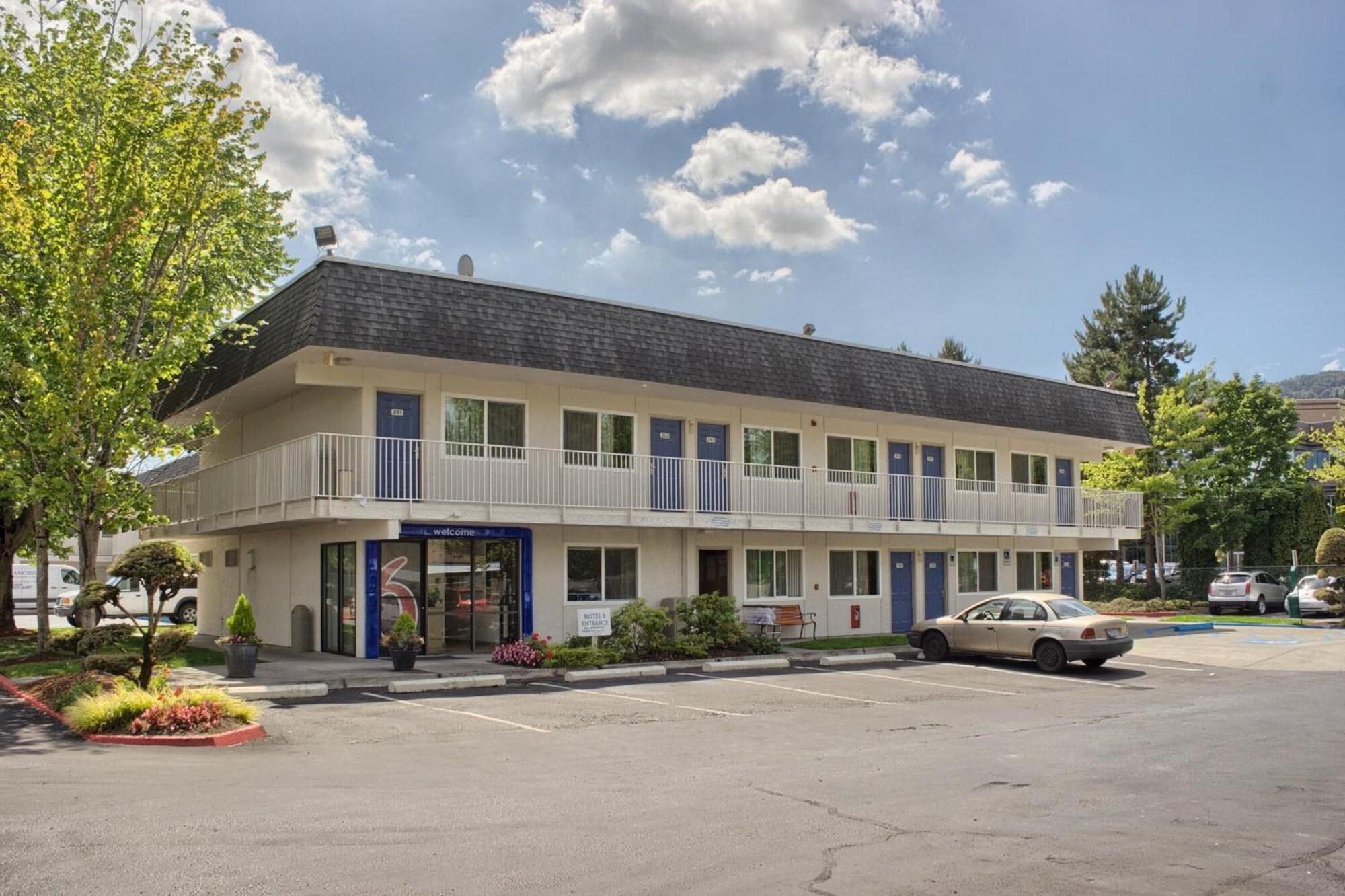 Vista Exterior Motel 6 Issaquah, WA - Seattle - East