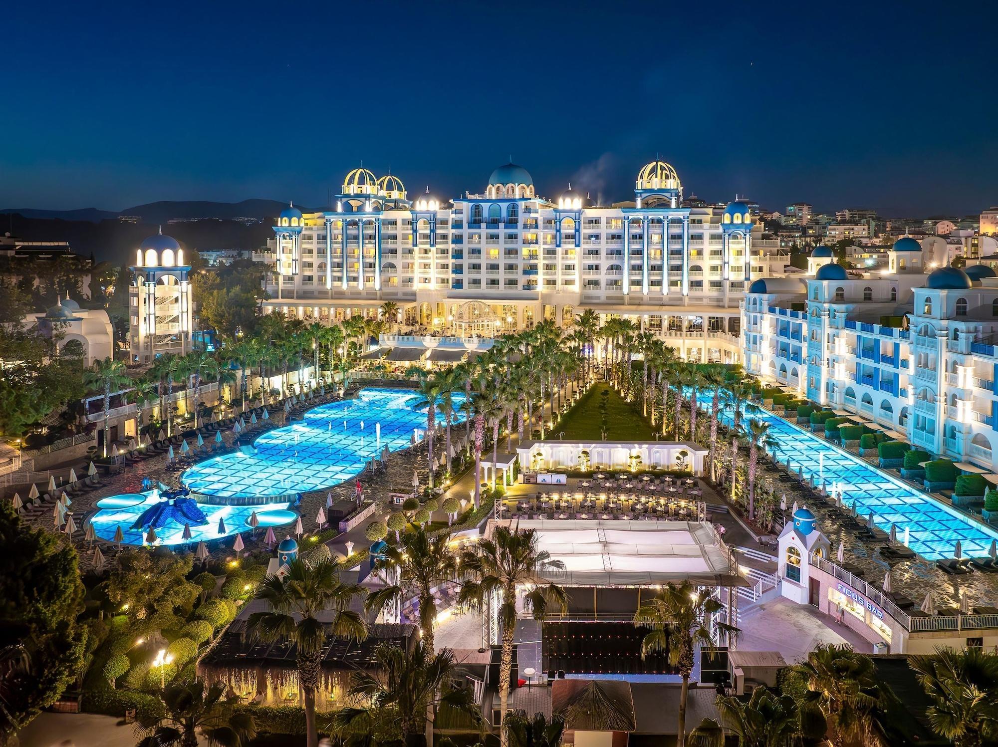 Vista Exterior Rubi Platinum Spa Resort & Suites - All Inclusive