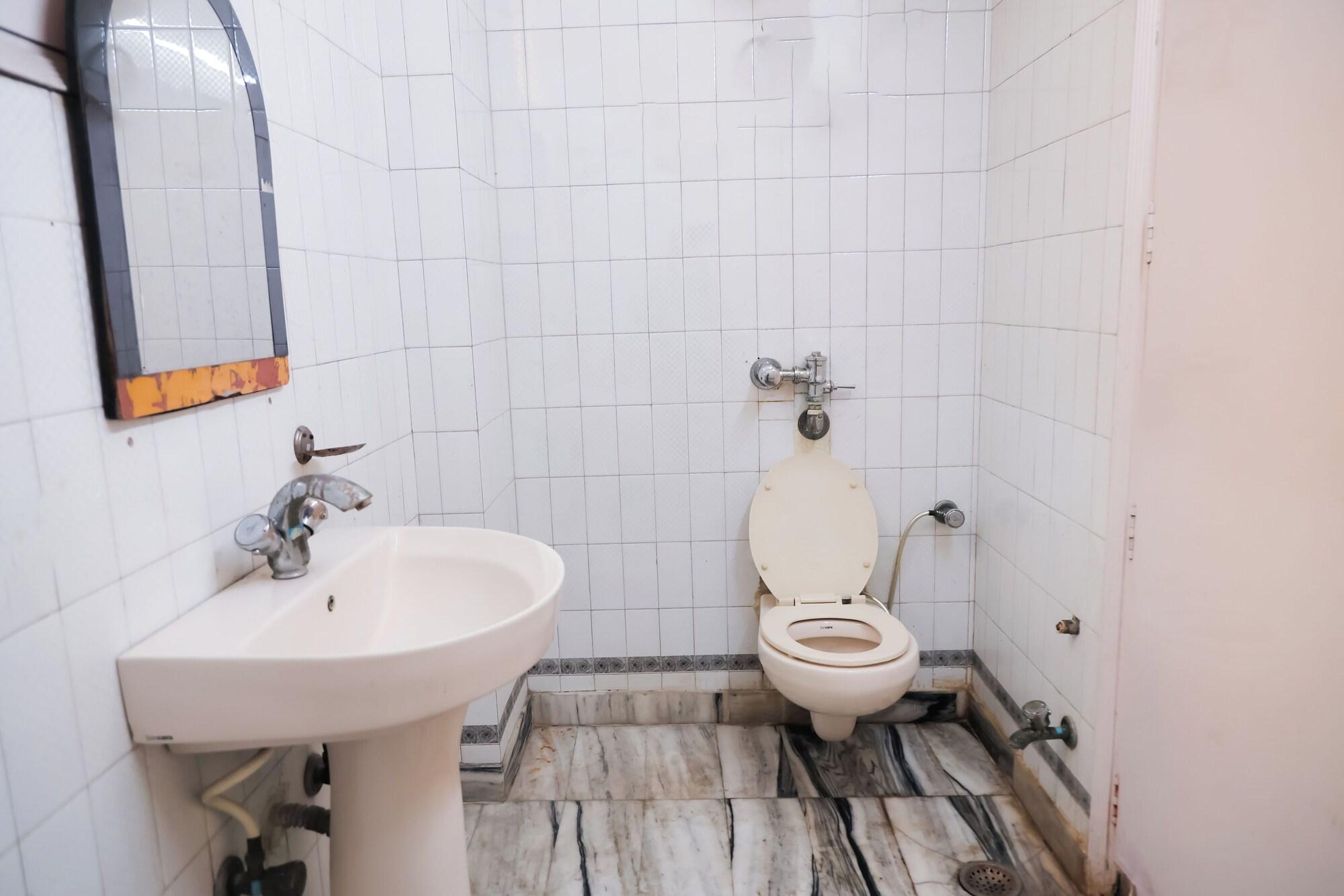 Equipamiento de Habitación Roomshala 088 Hotel Green Villa