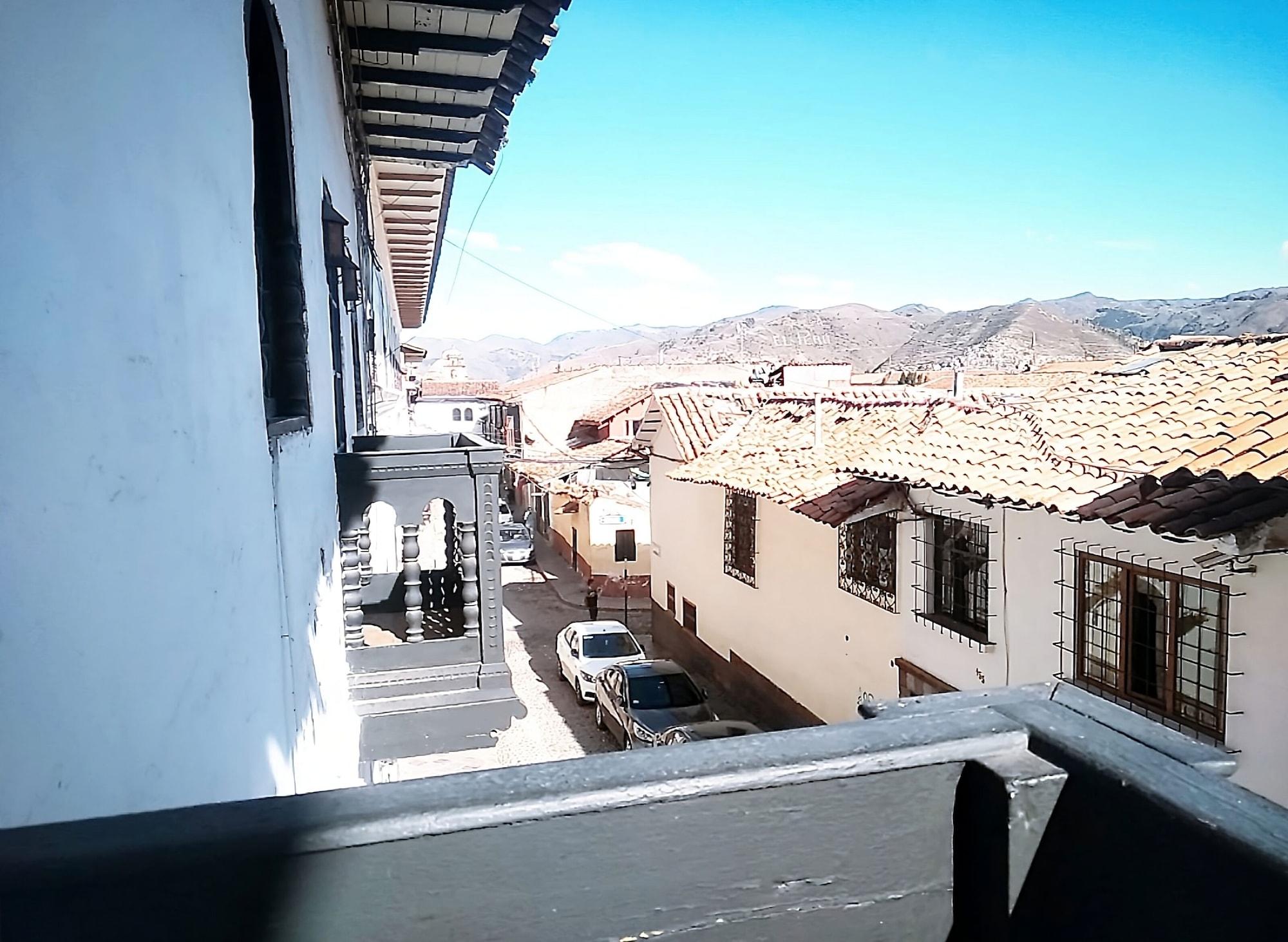 Varios Golden House Hotel