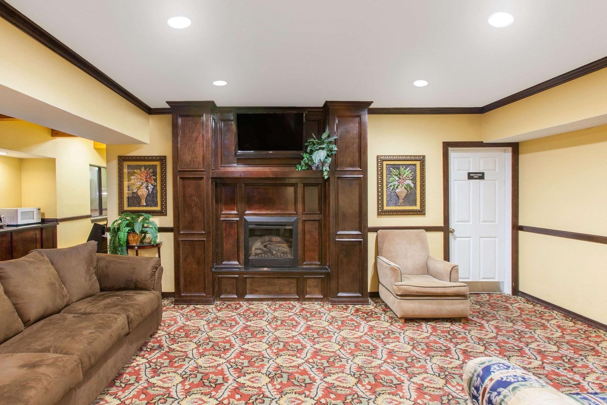 Vista Lobby Super 8 by Wyndham Sallisaw