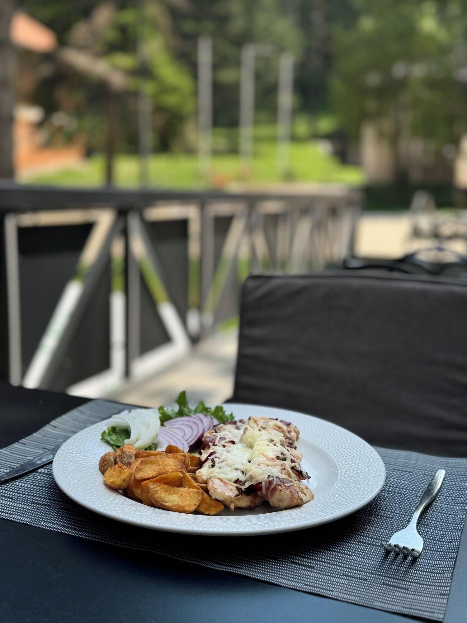 Restaurant Lakeside Residence