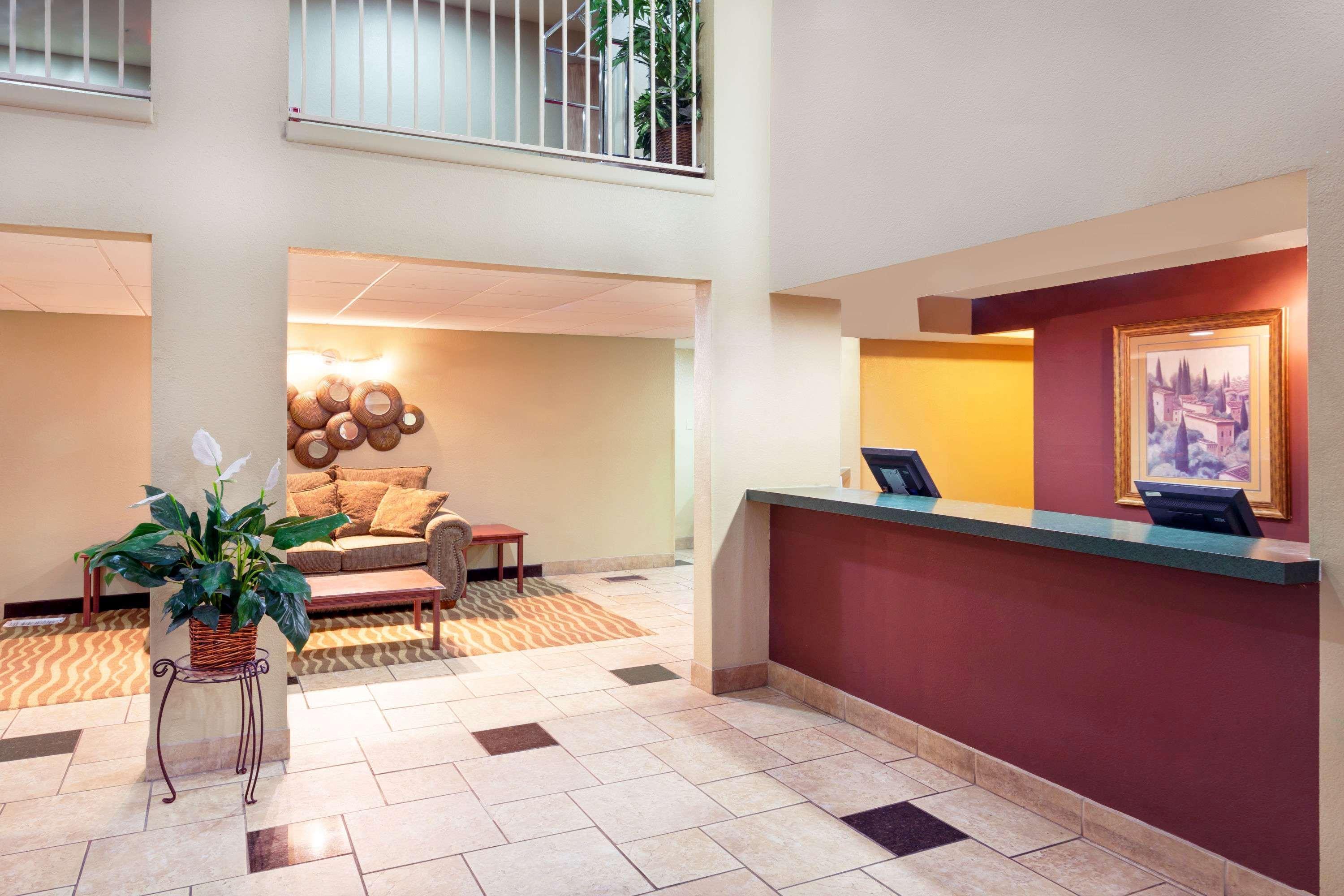 Vista Lobby Rodeway Inn & Suites Chandler - Phoenix South I-10