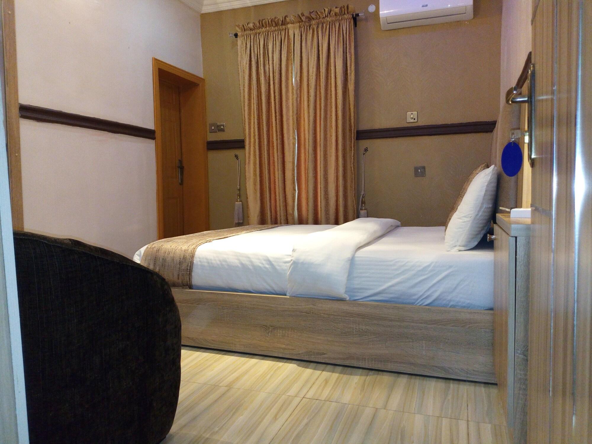 Varios Euro Lounge and Suites